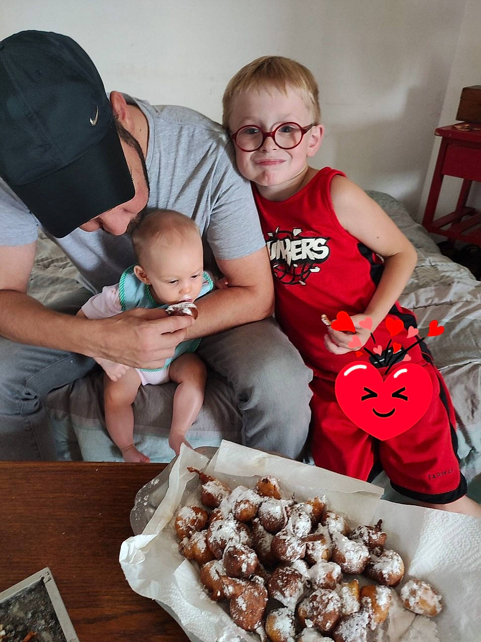 Lenny participe au concours pour gagner de l'argent avec cette photo : baked_goods, baseball_cap, cake, chair, child, cooking, cuisine, dessert, event, food, glasses, hat, joy, people, person, recipe, shorts, smile, t_shirt, table