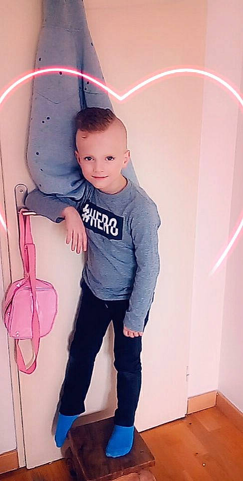 Djoulyann a rejoint le concours — aidez-le/la à gagner de superbes lots ! baby, child, child_model, jeans, joy, leg, person, photography, pink, play, shoe, skin, standing, t_shirt, toddler