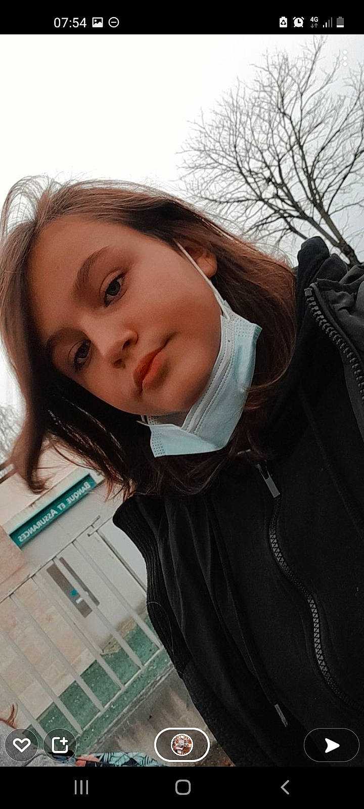 Shendy a rejoint le concours — aidez-le/la à gagner de superbes lots ! beauty, brown_hair, cheek, child, eyebrow, eyelash, fun, grass, happy, lip, long_hair, mouth, nose, person, recreation, sitting, skin, sky, street_fashion, tree