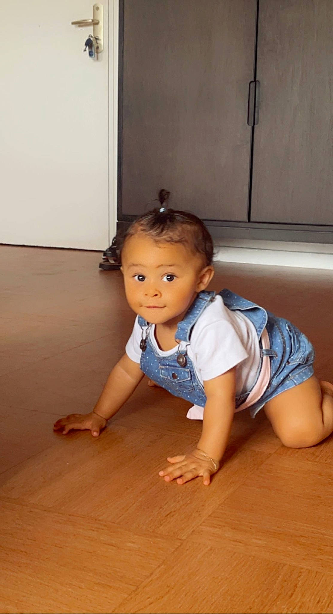 Lyana participe au concours pour gagner de l'argent avec cette photo : baby_toddler_clothing, eye, face, flash_photography, floor, flooring, foot, hair, hardwood, human_body, human_leg, knee, leg, neck, person, sleeve, t_shirt, thigh, toddler, trunk