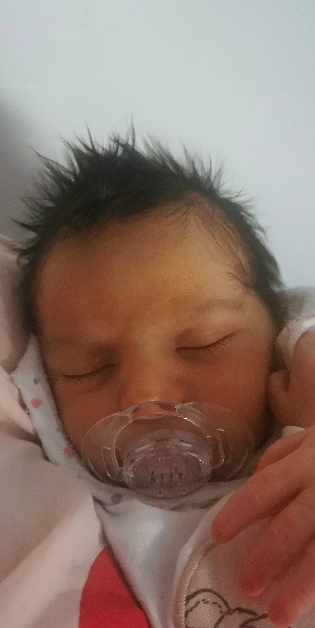 Liyana participe au concours pour gagner de l'argent avec cette photo : baby, baby_bottle, cheek, drinkware, ear, eye, eyebrow, eyelash, face, finger, forehead, gesture, hairstyle, head, human_body, lip, mouth, neck, nose, person