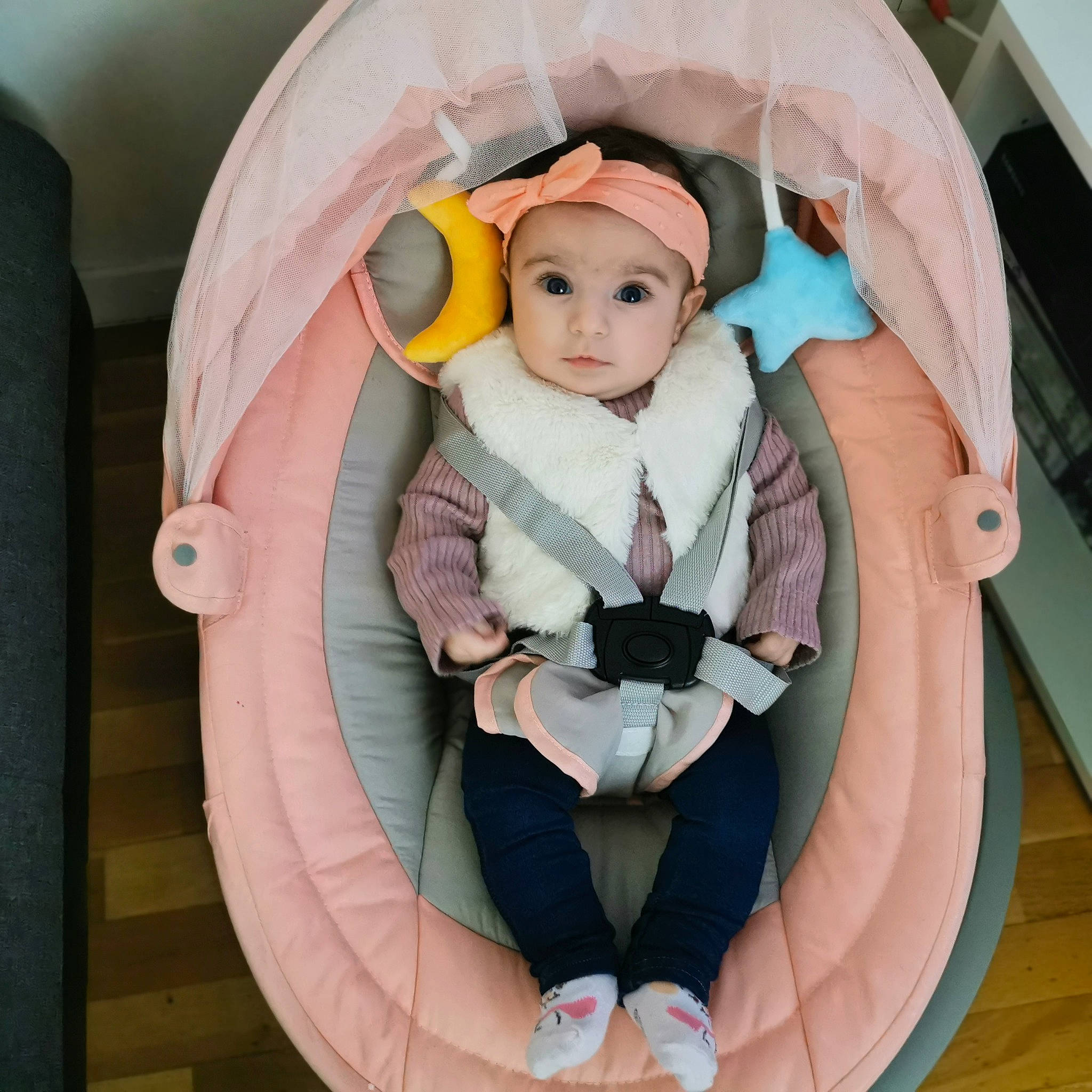 Liyana participe au concours pour gagner de l'argent avec cette photo : arm, baby, baby_carriage, baby_products, baby_safety, baby_toddler_clothing, chair, child, circle, comfort, eye, fun, hand, headwear, infant_bed, leisure, mouth, person, pink, product