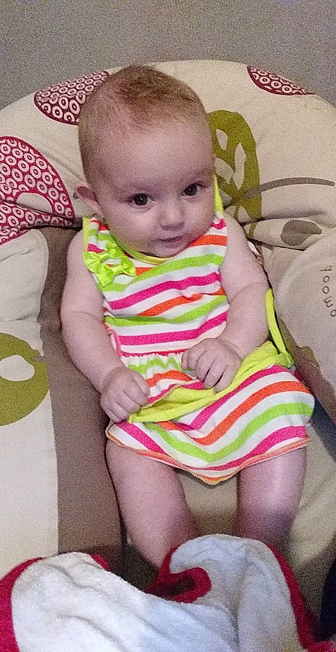 Maëlyne a rejoint le concours — aidez-le/la à gagner de superbes lots ! baby, baby_toddler_clothing, cheek, child, eye, face, head, leg, lip, person, pink, sitting, skin, smile, toddler