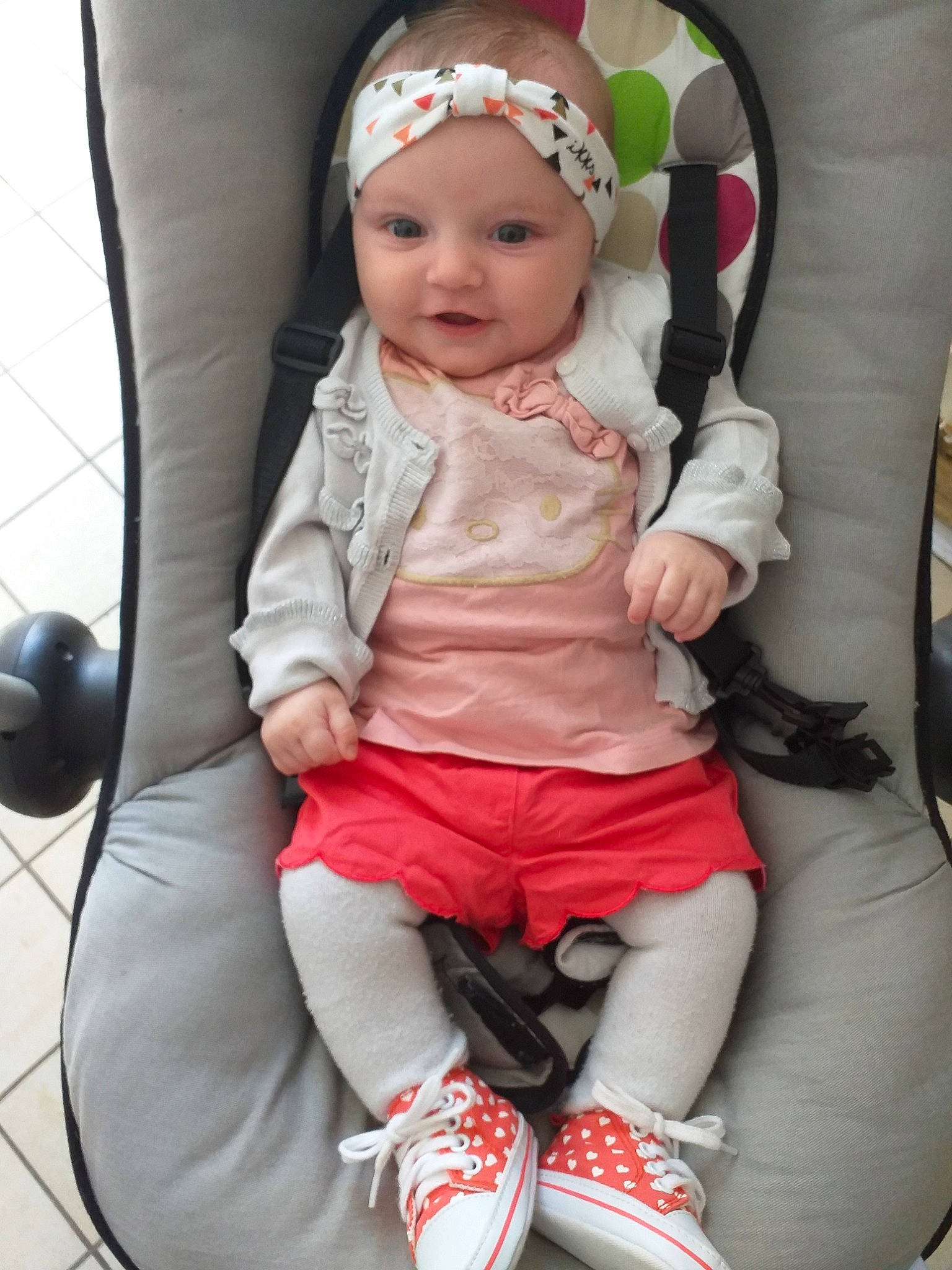 Maëlyne a rejoint le concours — aidez-le/la à gagner de superbes lots ! baby, baby_carriage, baby_in_car_seat, baby_products, car_seat, cheek, child, person, product, sitting, skin, toddler