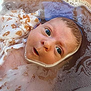 Giulia a rejoint le concours — aidez-le/la à gagner de superbes lots ! baby, bath, bathroom, blue_eyes, bubble, child, closeup, cloth, cute, expression, face, head, infant, person, relaxation, skin, surprised, tub, water, wet