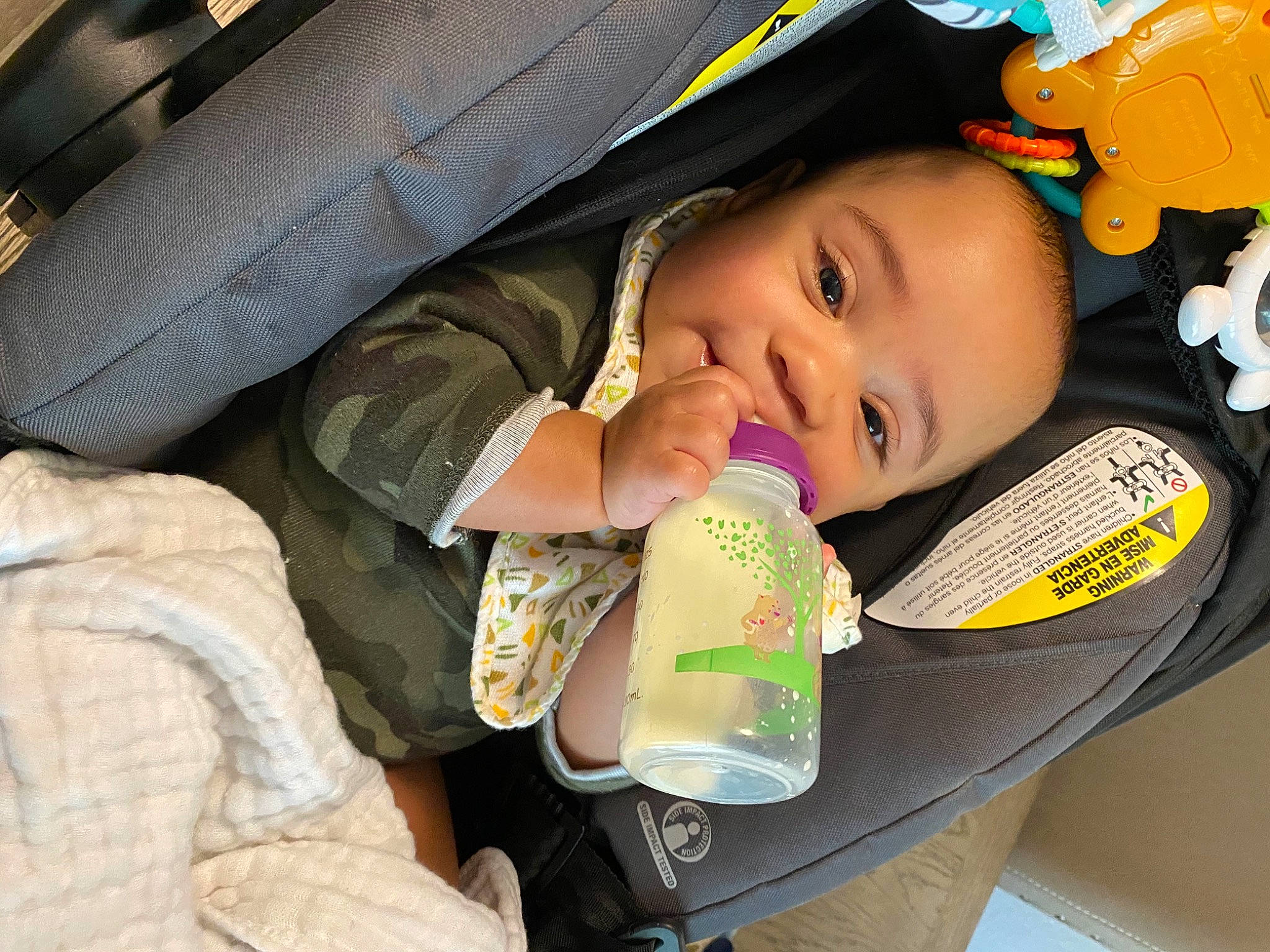 Diego is registered to the contest to win money with this photo: baby, baby_carriage, baby_in_car_seat, baby_products, car_seat, child, comfort, drinkware, finger, fun, happy, mouth, nail, person, plastic, plastic_bottle, skin, smile, toddler, travel