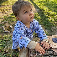 Evan a rejoint le concours — aidez-le/la à gagner de superbes lots ! toddler, child, outdoor, grass, tree_stump, sunlight, shadow, curious, clothing, mickey_mouse, long_sleeve, nature, park, young_child, hands, face, eyes, expression, casual, daylight