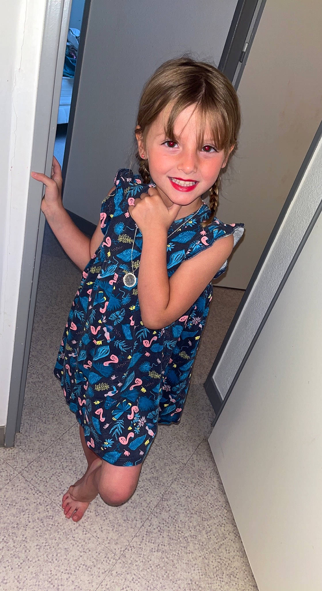 Ariana participe au concours pour gagner de l'argent avec cette photo : dress, elbow, electric_blue, eye, face, finger, fun, hair, hairstyle, happy, head, human_leg, joint, joy, knee, leg, person, shoulder, sleeve, smile