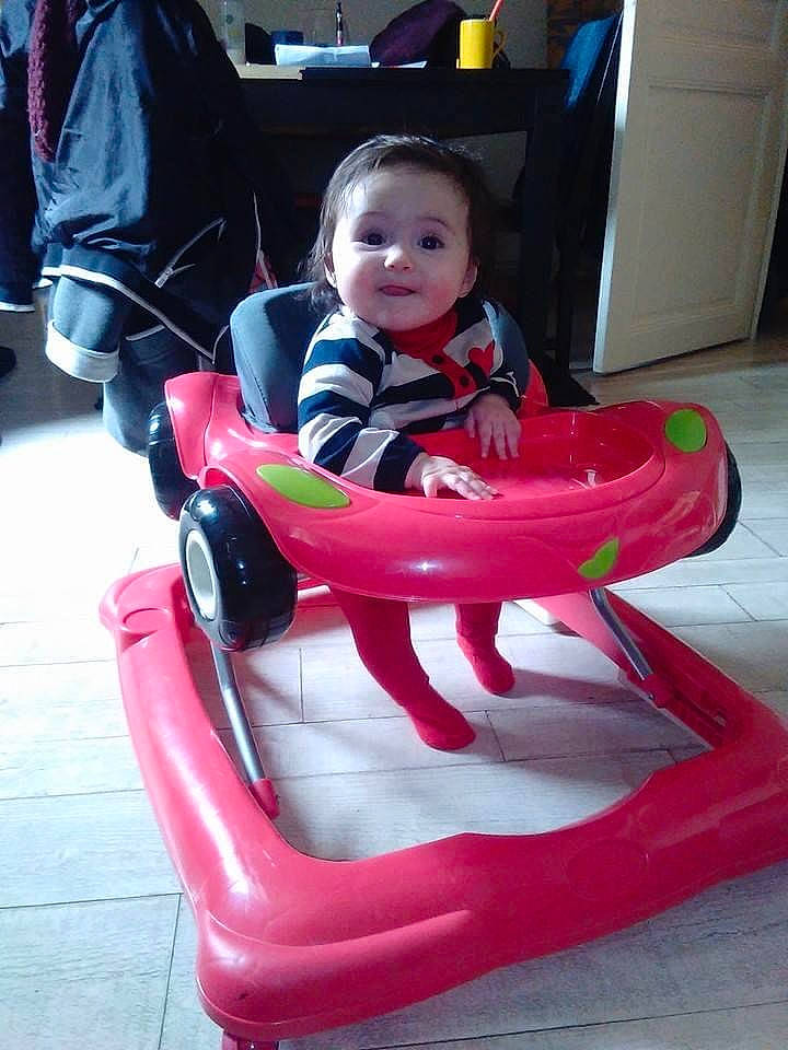 Katalya participe au concours pour gagner de l'argent avec cette photo : baby, baby_toddler_clothing, beauty, cabinetry, carmine, chair, comfort, electric_blue, fun, head, lap, leisure, magenta, person, photograph, pink, plastic, red, sitting, smile