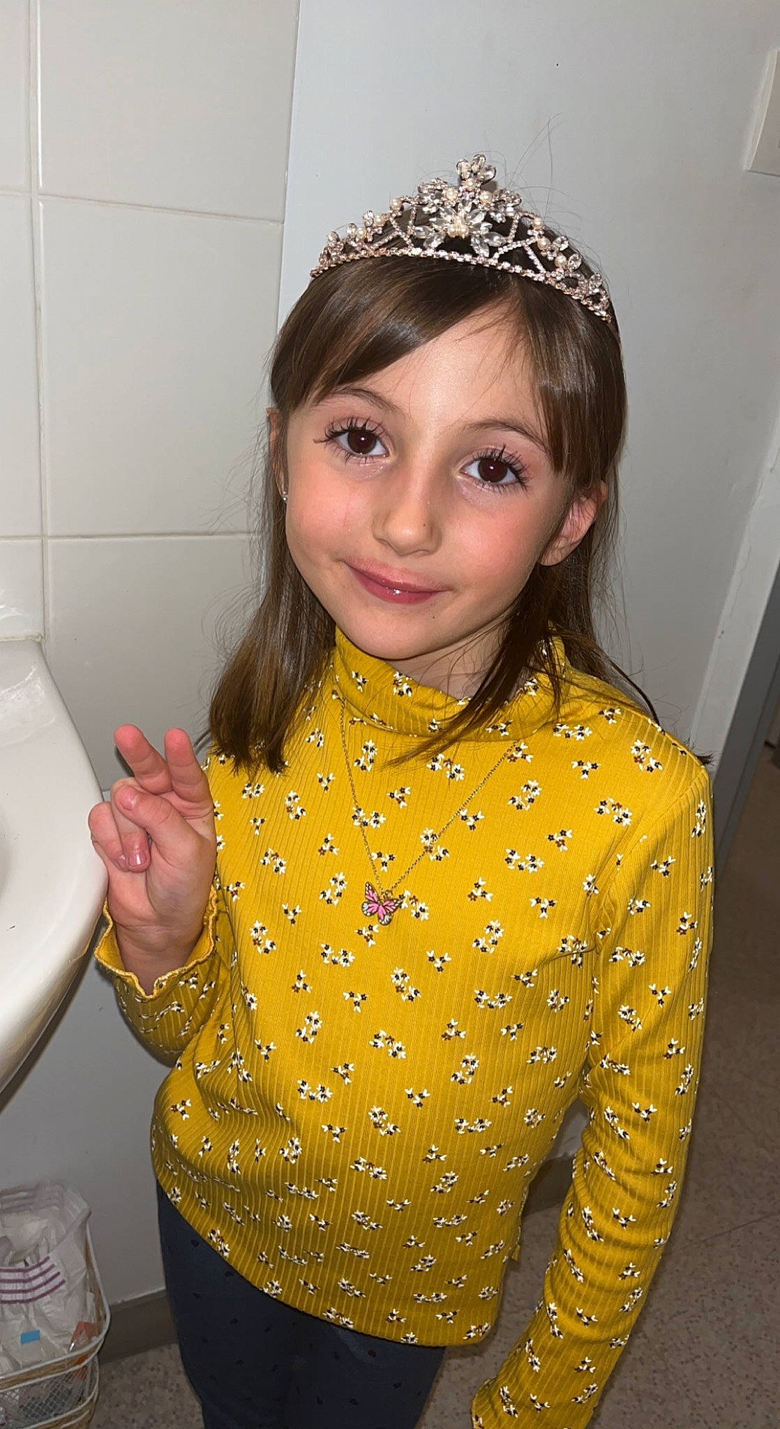 Katalya a rejoint le concours — aidez-le/la à gagner de superbes lots ! bathroom, beauty, blazer, collar, dress_shirt, eyebrow, eyelash, fashion_design, hair, hairstyle, jewellery, joy, lip, makeover, neck, organ, person, plumbing_fixture, sleeve, smile