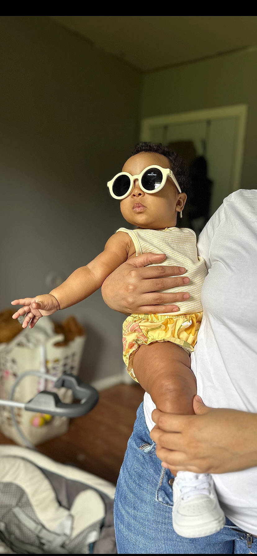 Armani is registered to the contest to win money with this photo: abdomen, child, eyewear, fashion_design, foot, fun, gesture, goggles, happy, human_leg, joint, junk_food, person, personal_protective_equipment, shorts, sitting, sunglasses, thigh, trunk, vacation