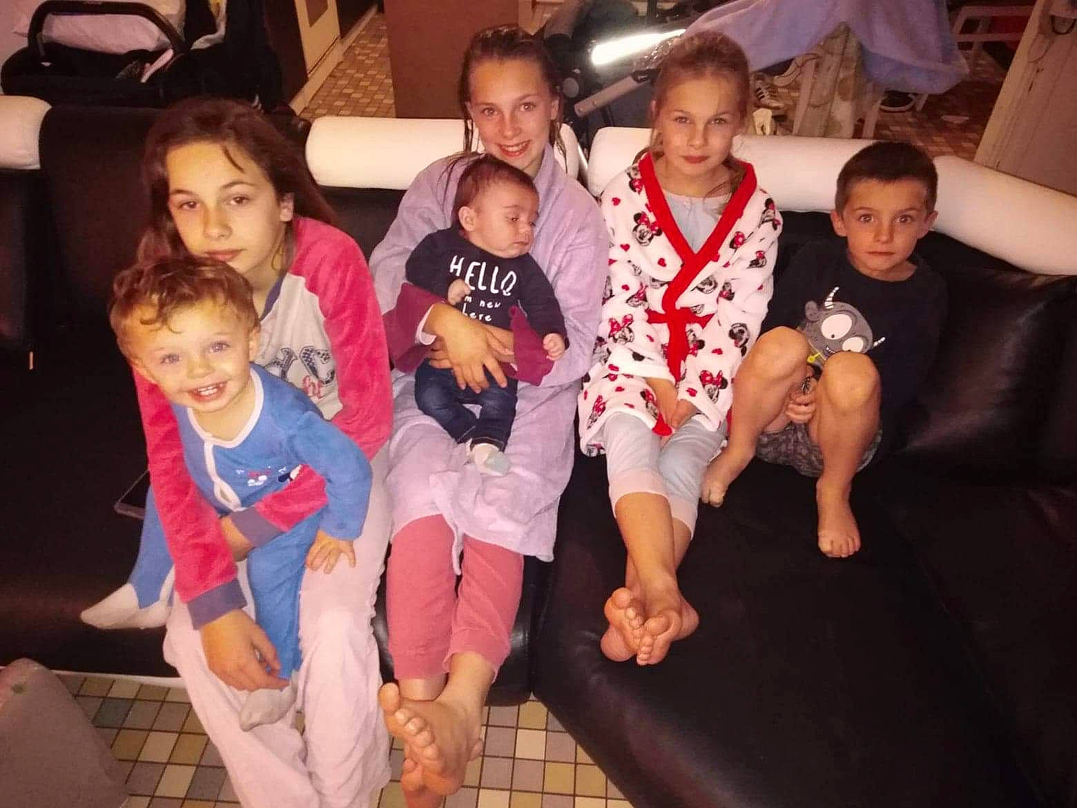 Sloan participe au concours pour gagner de l'argent avec cette photo : child, cousin, electronic_device, event, family, fun, happy, joy, lap, leg, party, people, person, toddler, vacation