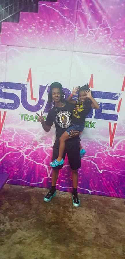 Lyriq is registered to the contest to win money with this photo: artist, blurred, competition, entertainment, event, fun, happy, human_leg, joy, leisure, magenta, music, performance_art, performing_arts, person, pink, public_event, purple, recreation, shorts