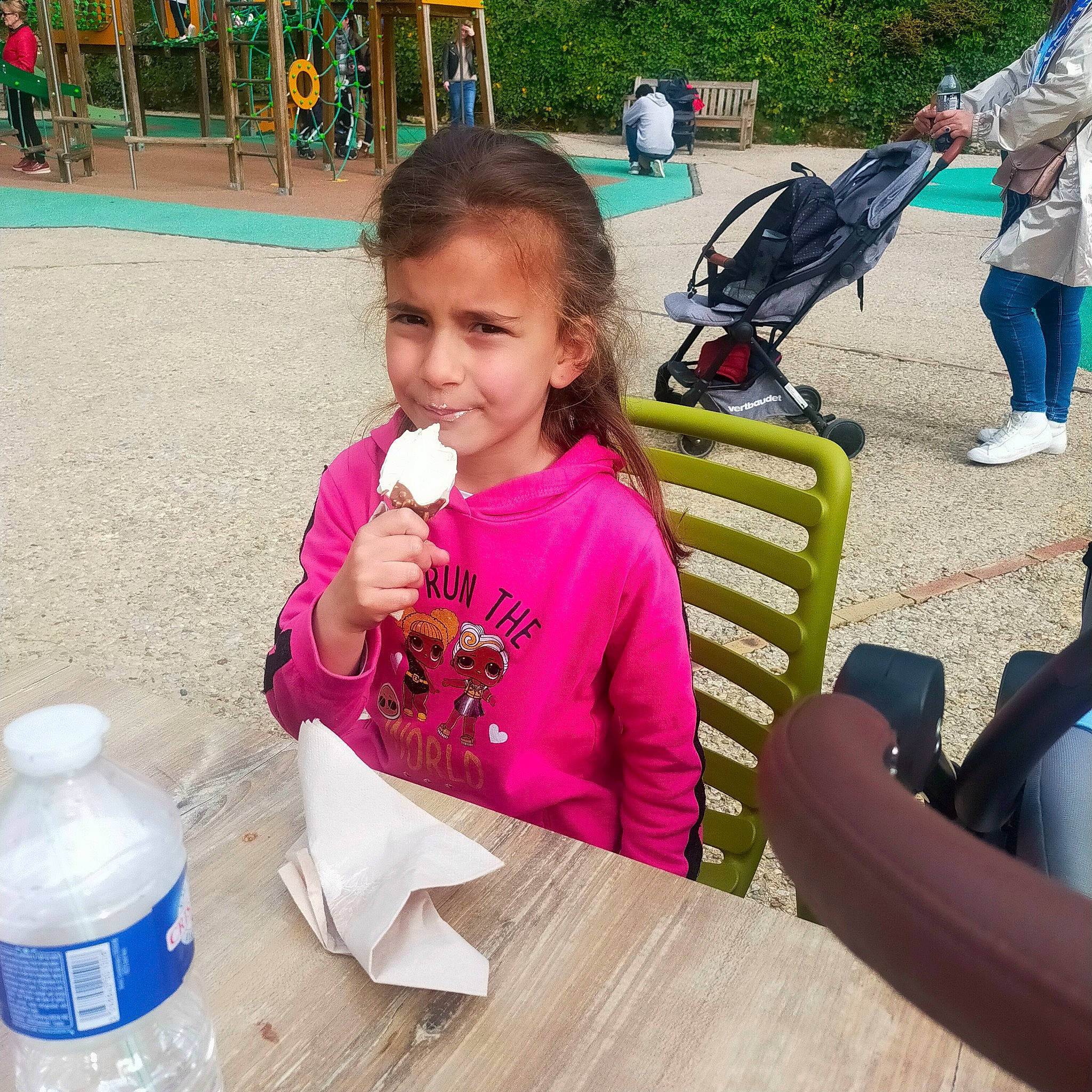 Elya participe au concours pour gagner de l'argent avec cette photo : bottle, chair, child, drink, drinking_water, drinkware, event, food, fun, happy, joy, leisure, person, plastic_bottle, product, recreation, sharing, smile, summer, table