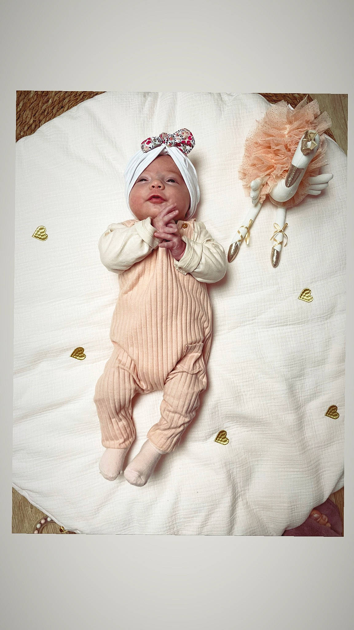 April a rejoint le concours — aidez-le/la à gagner de superbes lots ! art, baby, baby_toddler_clothing, beauty, cap, costume_hat, font, gesture, happy, headwear, linens, pattern, person, room, sleeve, stock_photography, toddler, twig