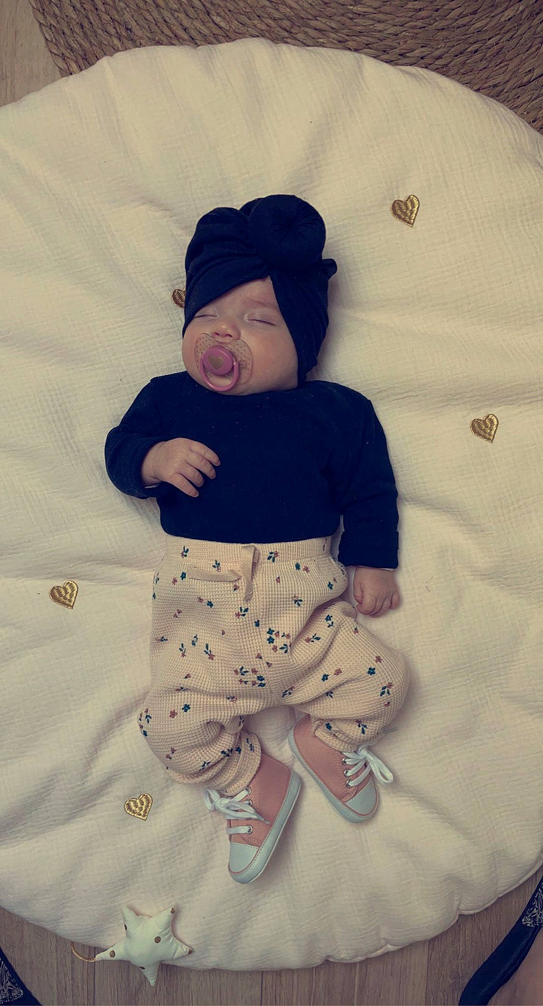 April participe au concours pour gagner de l'argent avec cette photo : arm, baby, baby_sleeping, baby_toddler_clothing, beanie, child, comfort, happy, head, linens, outerwear, pajamas, pattern, person, play, sleeve, t_shirt, textile, toddler, winter