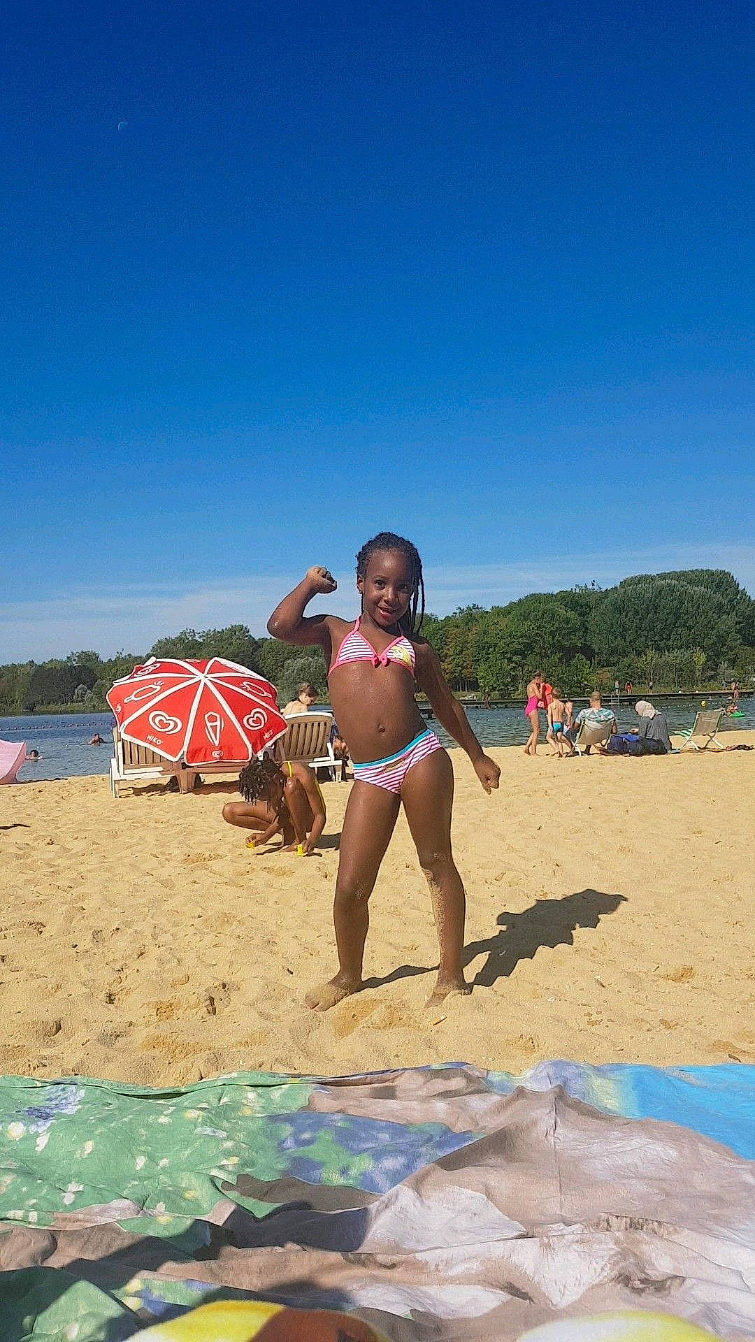 Candys participe au concours pour gagner de l'argent avec cette photo : beach, beach_volleyball, body_of_water, coast, coastal_and_oceanic_landforms, competition_event, fun, girl, joy, leisure, ocean, person, sand, sea, sky, summer, sun_tanning, swimwear, tourism, vacation