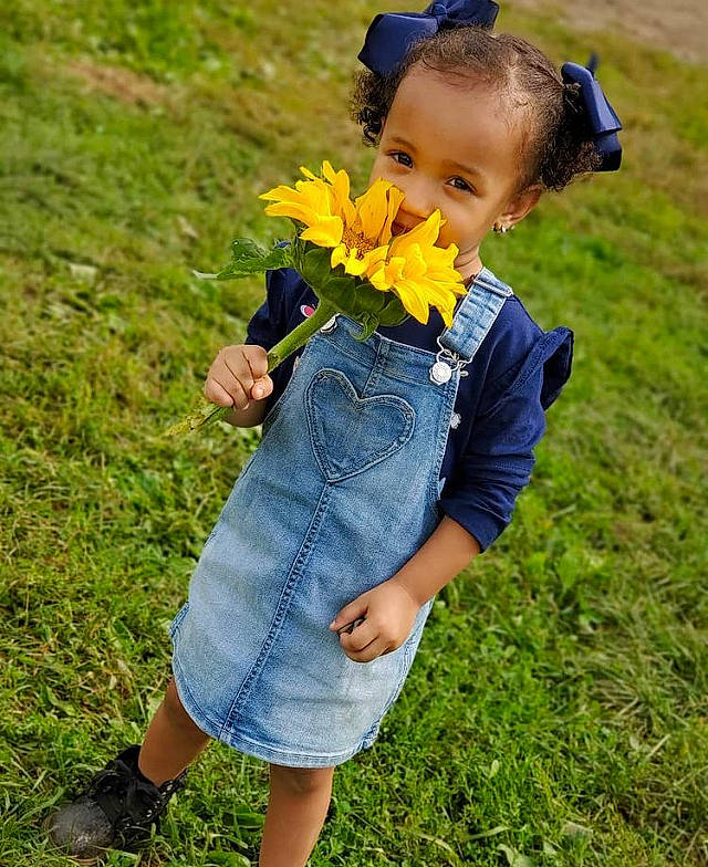 Leilanny is registered to the contest to win money with this photo: asterales, blue, bouquet, cobalt_blue, cut_flowers, day_dress, denim, electric_blue, foot, grassland, hair_accessory, person, petal, prairie, sandal, sunflower