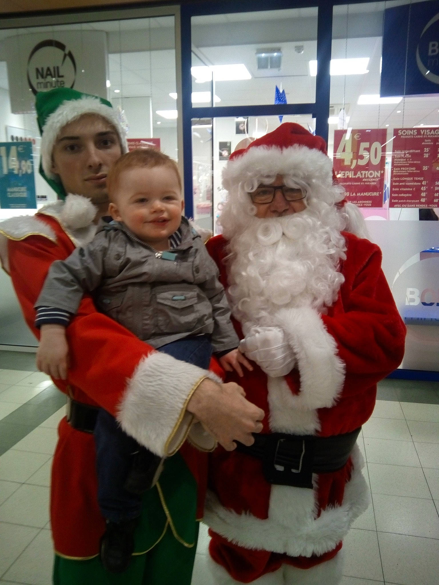 Rayann a rejoint le concours — aidez-le/la à gagner de superbes lots ! christmas, event, fictional_character, fun, holiday, joy, lap, person, product, santa_claus