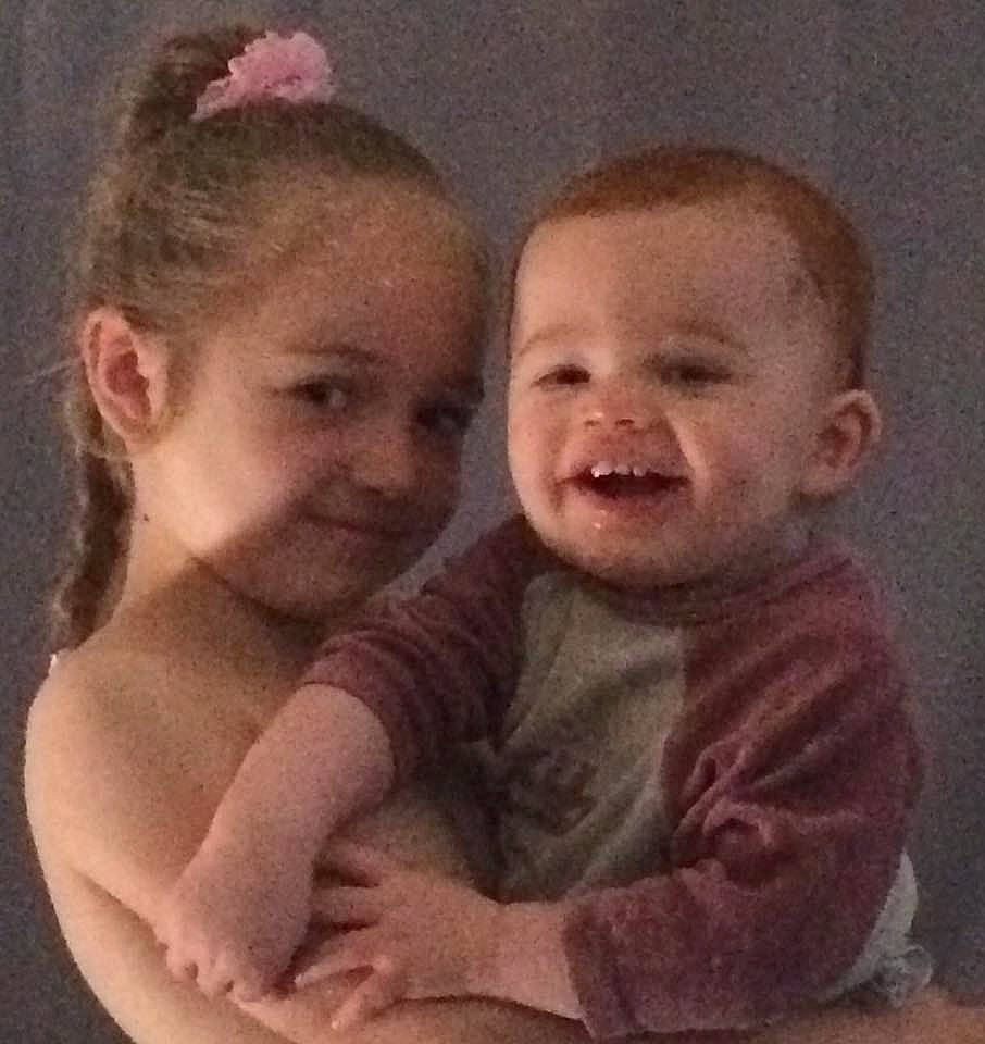 Rayann participe au concours pour gagner de l'argent avec cette photo : cheek, child, daughter, ear, father, forehead, girl, head, infant, laughter, mother, mouth, nose, person, smile, toddler