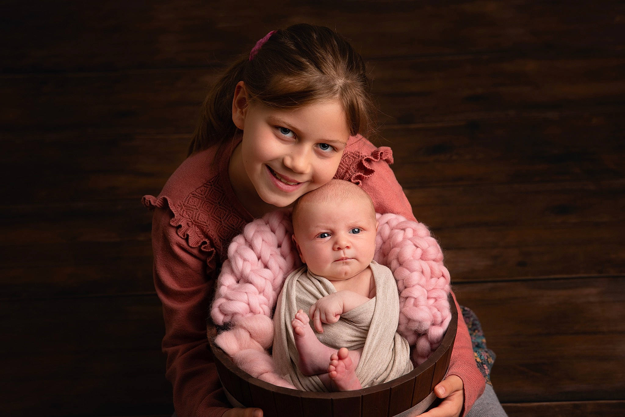 Louna a rejoint le concours — aidez-le/la à gagner de superbes lots ! baby, baby_toddler_clothing, cheek, child, comfort, event, eye, flash_photography, fun, gesture, grass, happy, joy, nose, people, person, portrait_photography, sitting, skin, smile