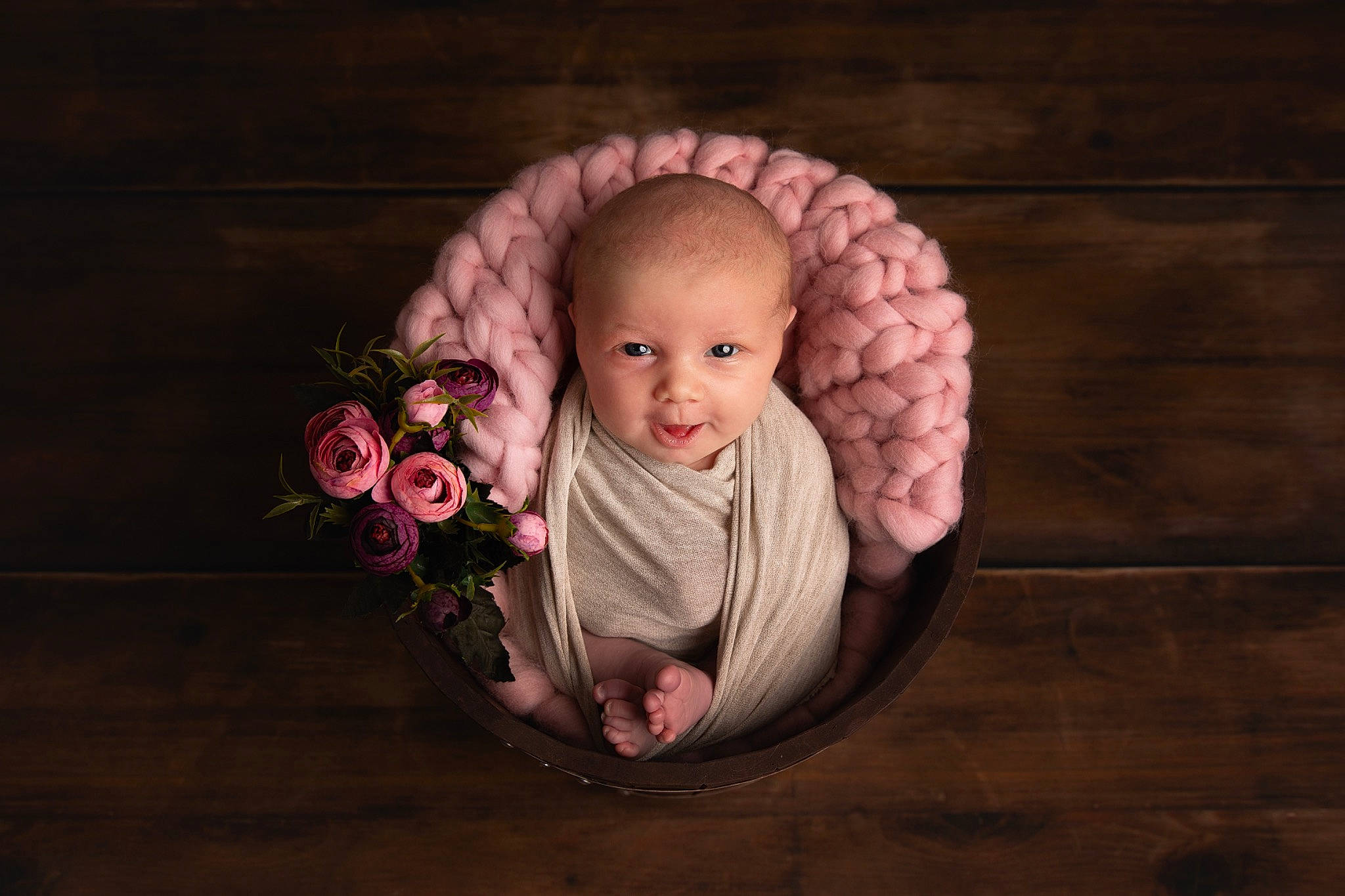 Louna a rejoint le concours — aidez-le/la à gagner de superbes lots ! baby, baby_products, baby_toddler_clothing, cheek, child, darkness, fashion_accessory, flash_photography, flooring, flower, happy, headgear, headpiece, human_body, magenta, person, plant, sitting, toddler, tree