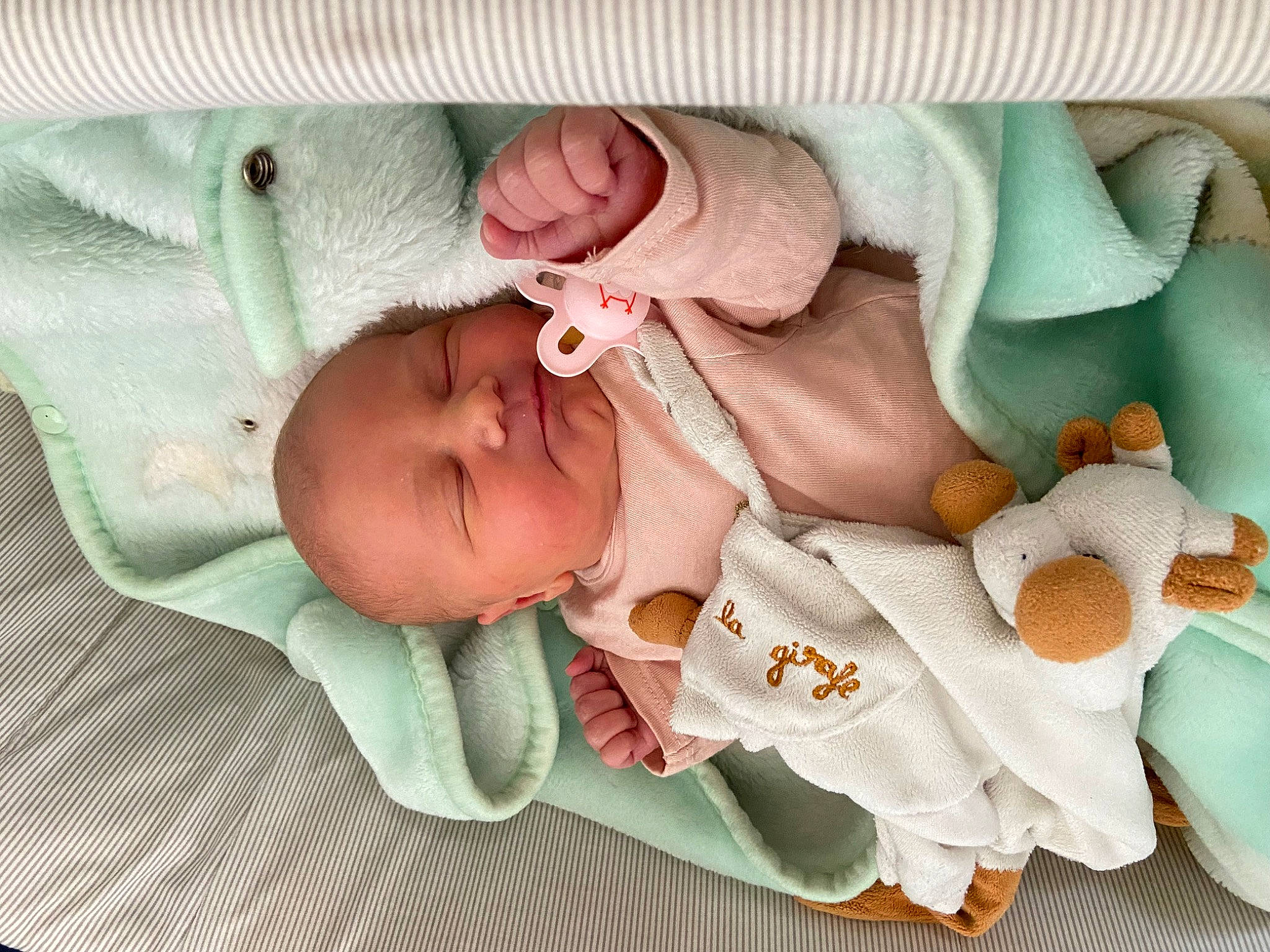 Louna a rejoint le concours — aidez-le/la à gagner de superbes lots ! baby, baby_products, baby_safety, baby_sleeping, baby_toddler_clothing, bedtime, cheek, child, comfort, hat, head, linens, pattern, person, product, room, skin, sleep, textile, toddler