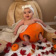 Layana a rejoint le concours — aidez-le/la à gagner de superbes lots ! baby, pumpkin, headband, teddy_bear, blanket, autumn_leaves, small_pumpkins, mushrooms, indoor, cute, smiling, child, fall, decor, cozy, sitting, soft_toy, orange, white_blanket, playful