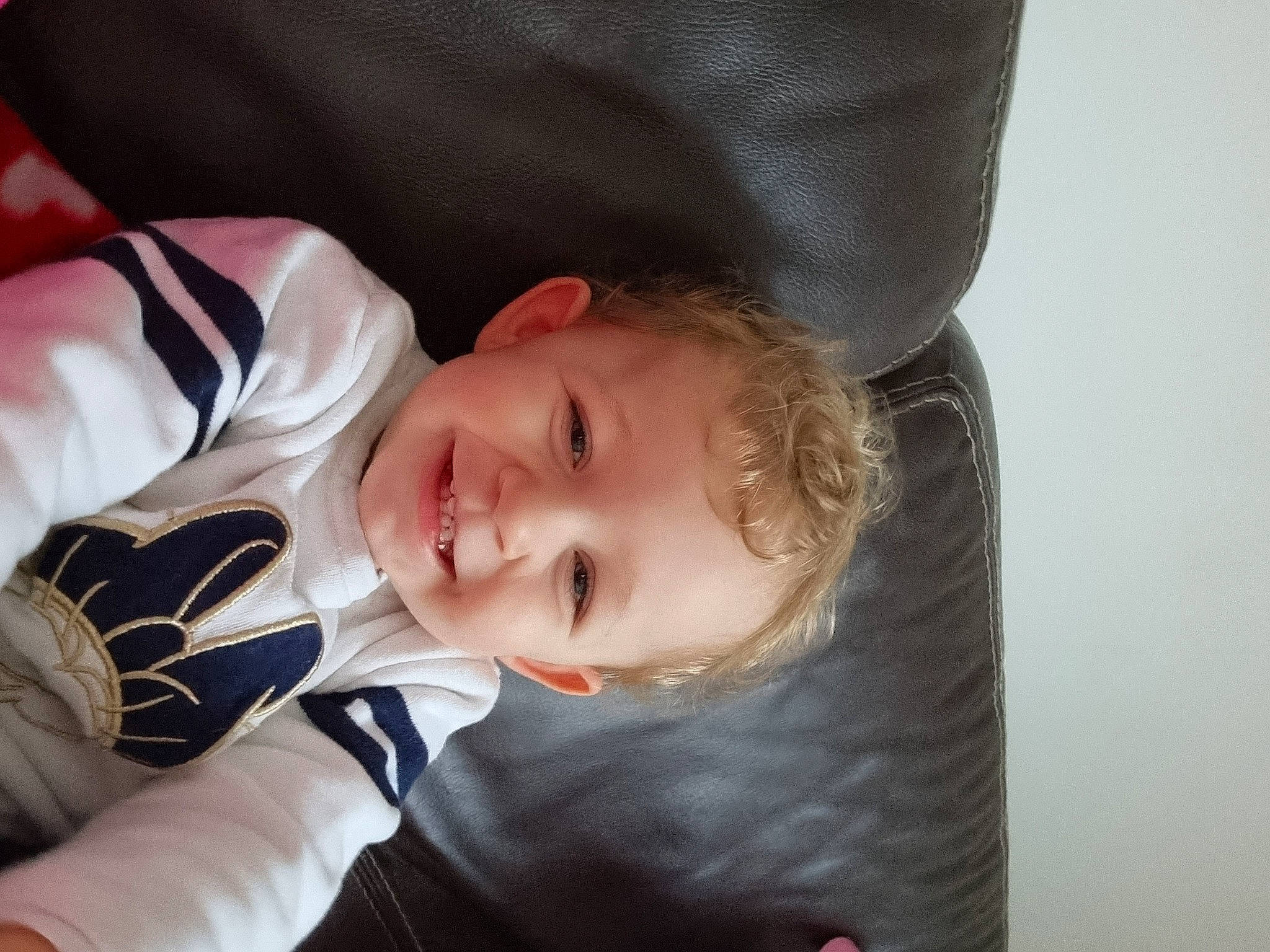 Thaïs participe au concours pour gagner de l'argent avec cette photo : baby, baby_toddler_clothing, cheek, child, chin, collar, comfort, eyelash, flash_photography, fun, happy, joy, nose, person, portrait_photography, sitting, sleeve, smile, toddler