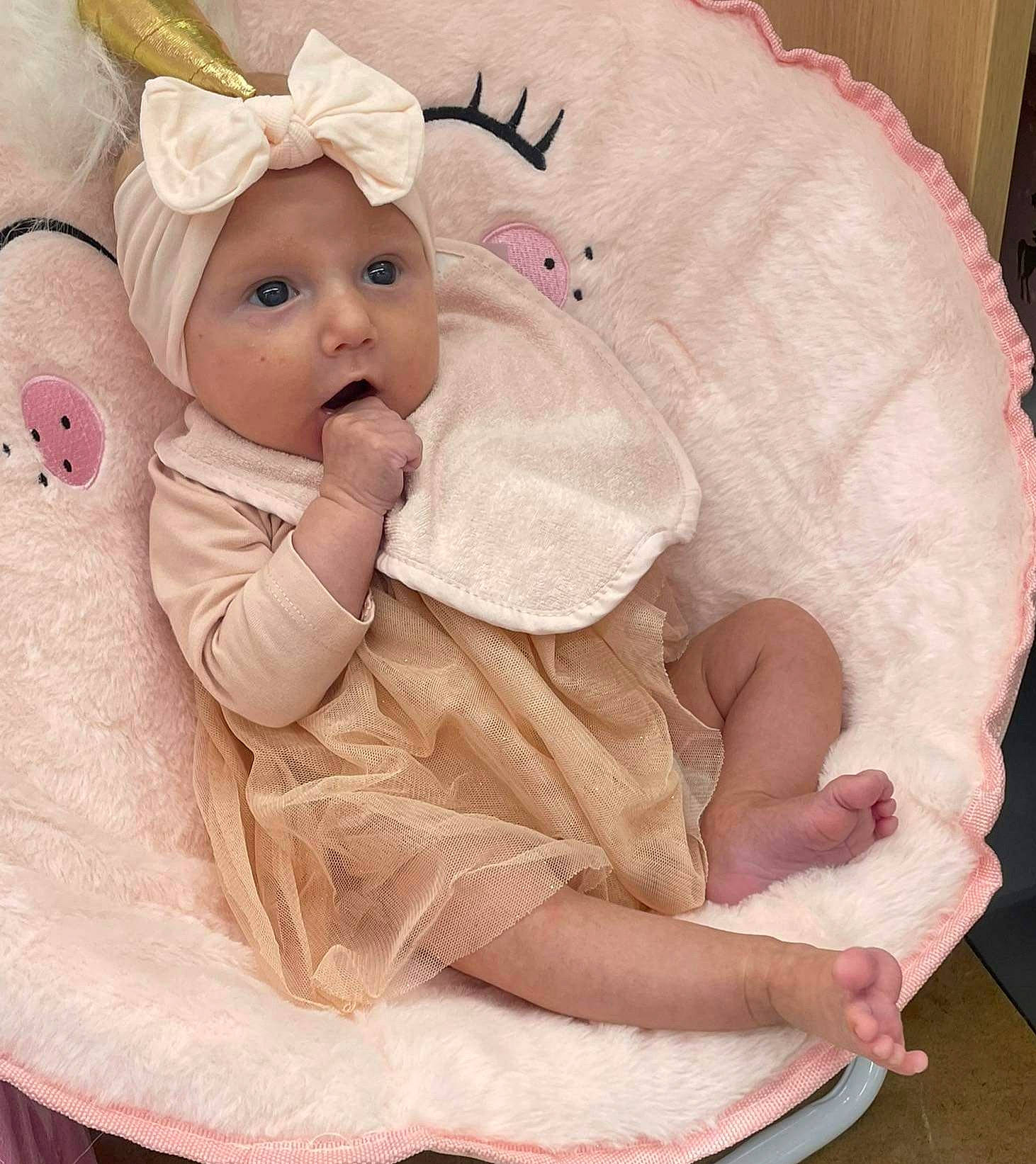 Cataleyah a rejoint le concours — aidez-le/la à gagner de superbes lots ! baby, baby_products, baby_safety, baby_sleeping, baby_toddler_clothing, beanie, cap, cheek, child, comfort, costume_hat, fur, hair_accessory, happy, headgear, headwear, linens, person, pink, skin