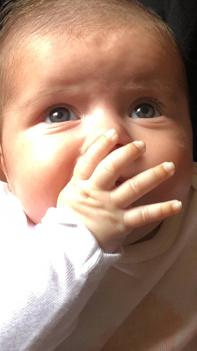 Méncia participe au concours pour gagner de l'argent avec cette photo : baby, baby_toddler_clothing, cheek, close_up, ear, eyebrow, eyelash, finger, gesture, hand, happy, iris, lip, mouth, nail, nose, person, skin, smile, thumb