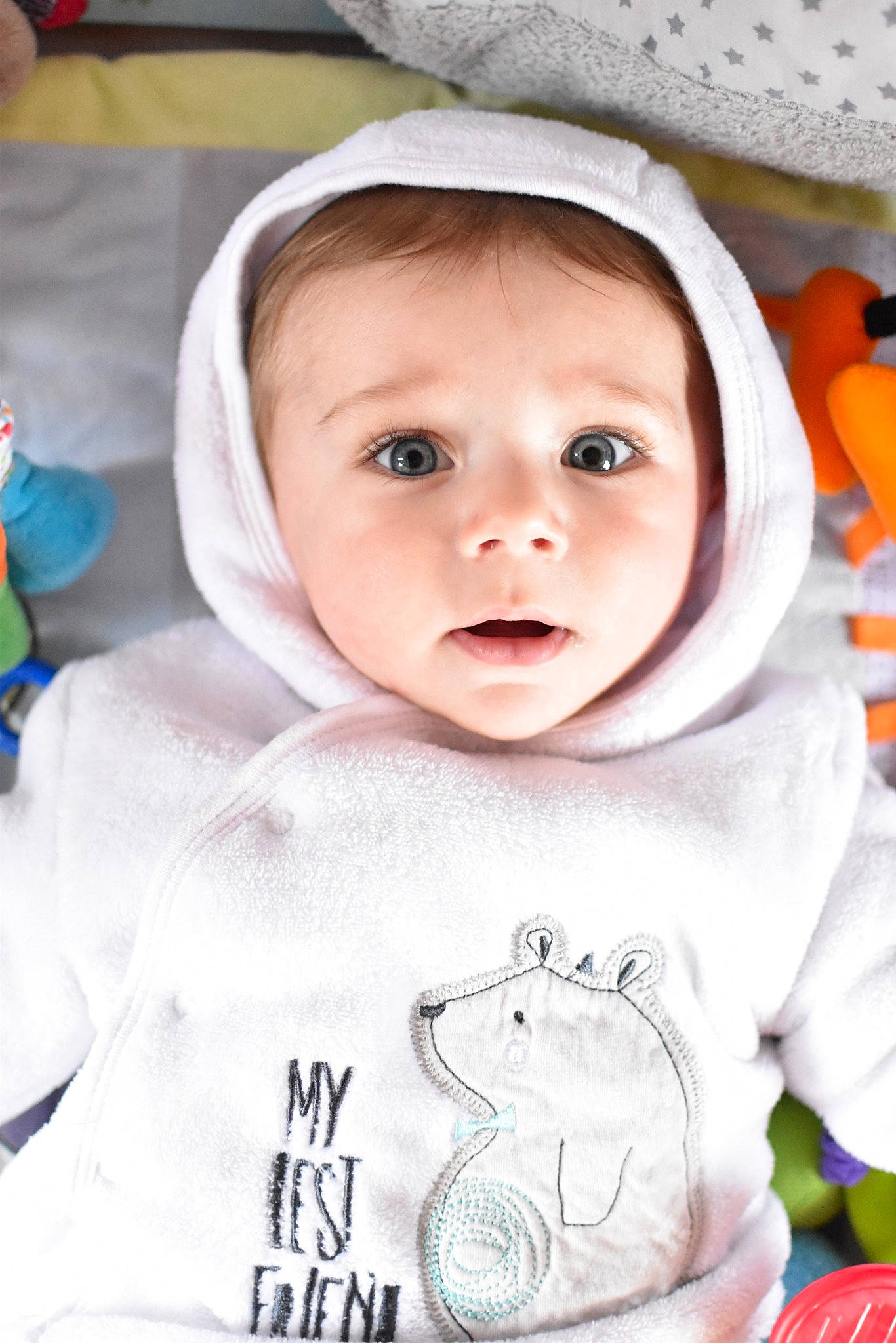 James participe au concours pour gagner de l'argent avec cette photo : boy, cheek, child, eye, face, girl, happiness, head, infant, nose, person, product, skin, smile, toddler