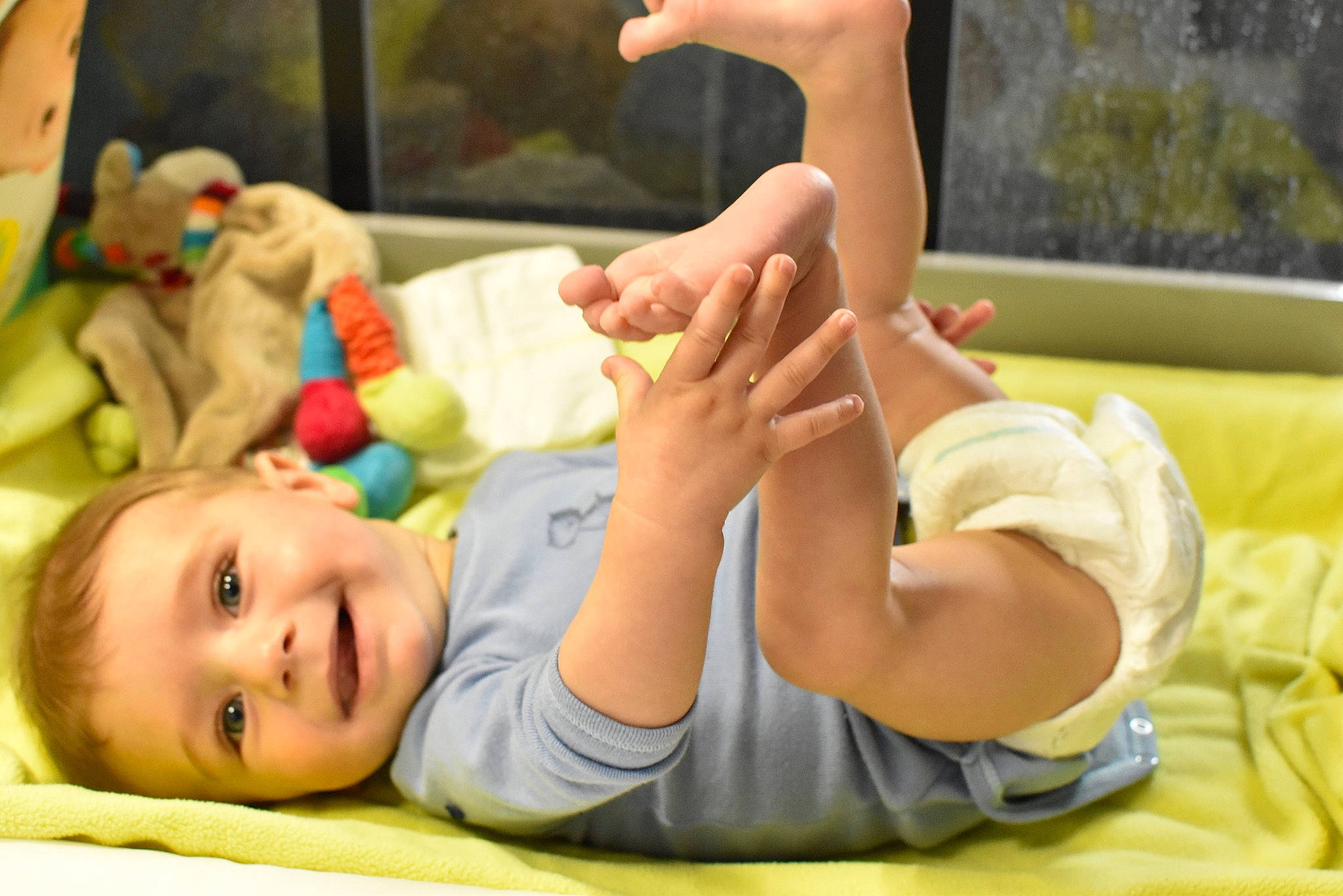 James participe au concours pour gagner de l'argent avec cette photo : barefoot, child, finger, foot, fun, girl, hand, infant, leg, leisure, person, play, product, toddler, yellow
