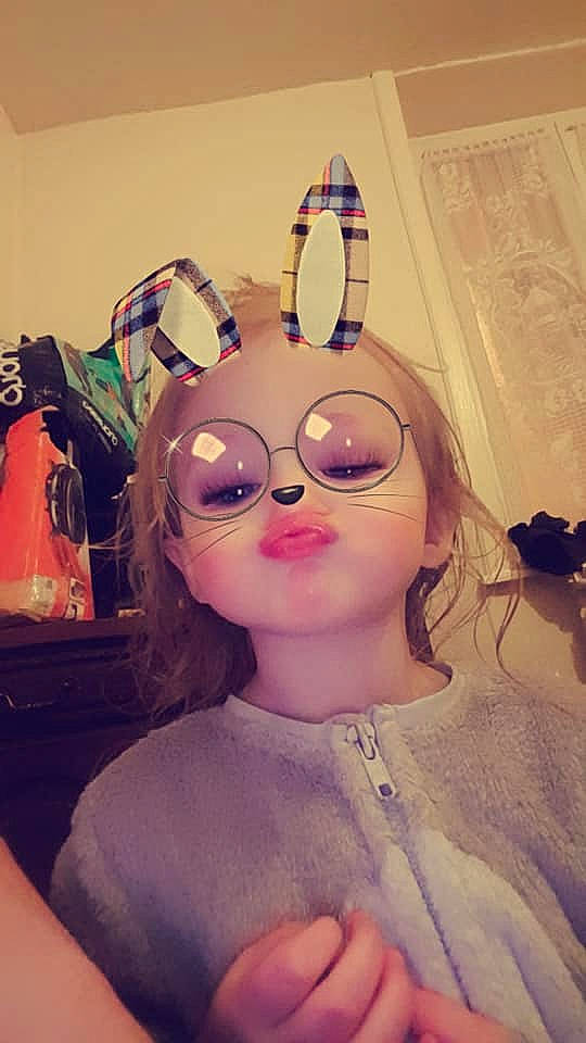 Elena participe au concours pour gagner de l'argent avec cette photo : cool, ear, eyebrow, eyewear, forehead, glasses, head, headwear, lip, person, photography, pink, selfie, smile, sunglasses, toy, vision_care