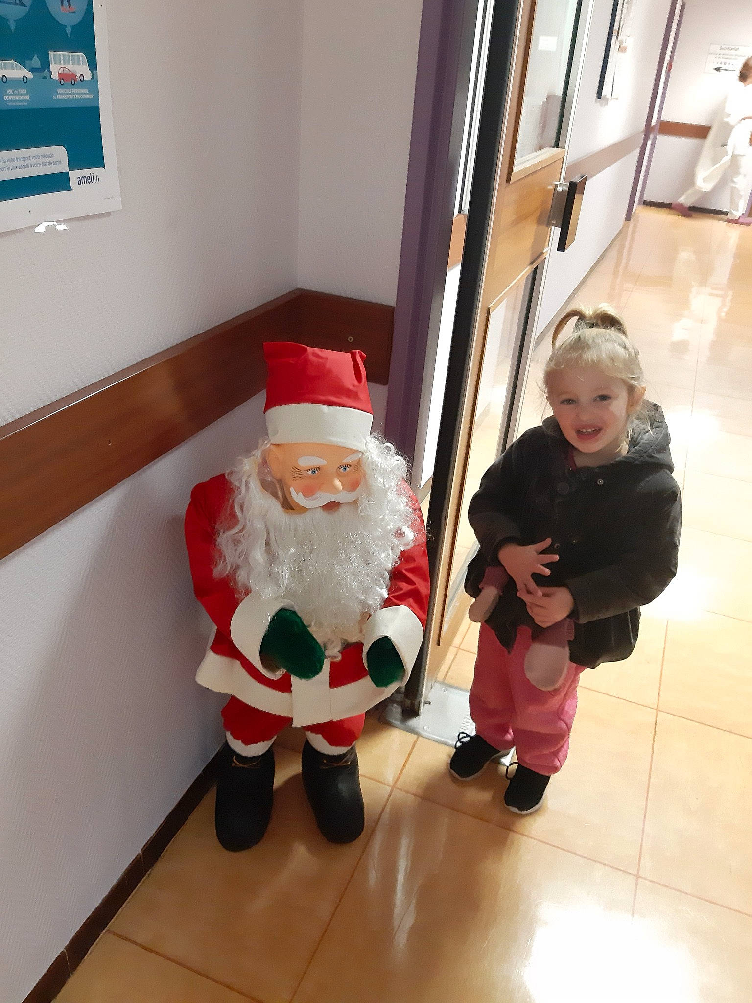 Elena a rejoint le concours — aidez-le/la à gagner de superbes lots ! christmas, costume, fictional_character, holiday, interior_design, joy, lap, person, santa_claus, toddler