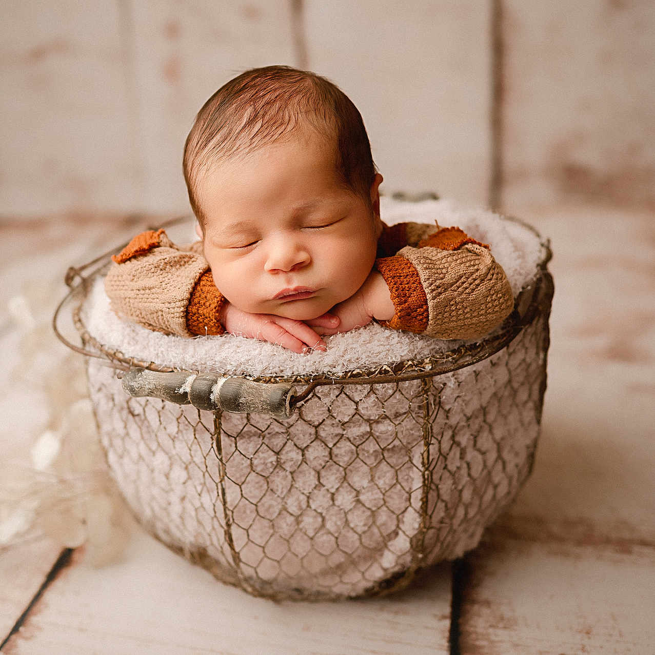 Aayan a rejoint le concours — aidez-le/la à gagner de superbes lots ! baby, baby_clothing, basket, blurred_background, cozy, cute, face, hands, indoors, infant, knitted_sweater, newborn, peaceful, portrait, resting, sleeping, soft_texture, studio_photography, warm_colors, wooden_floor