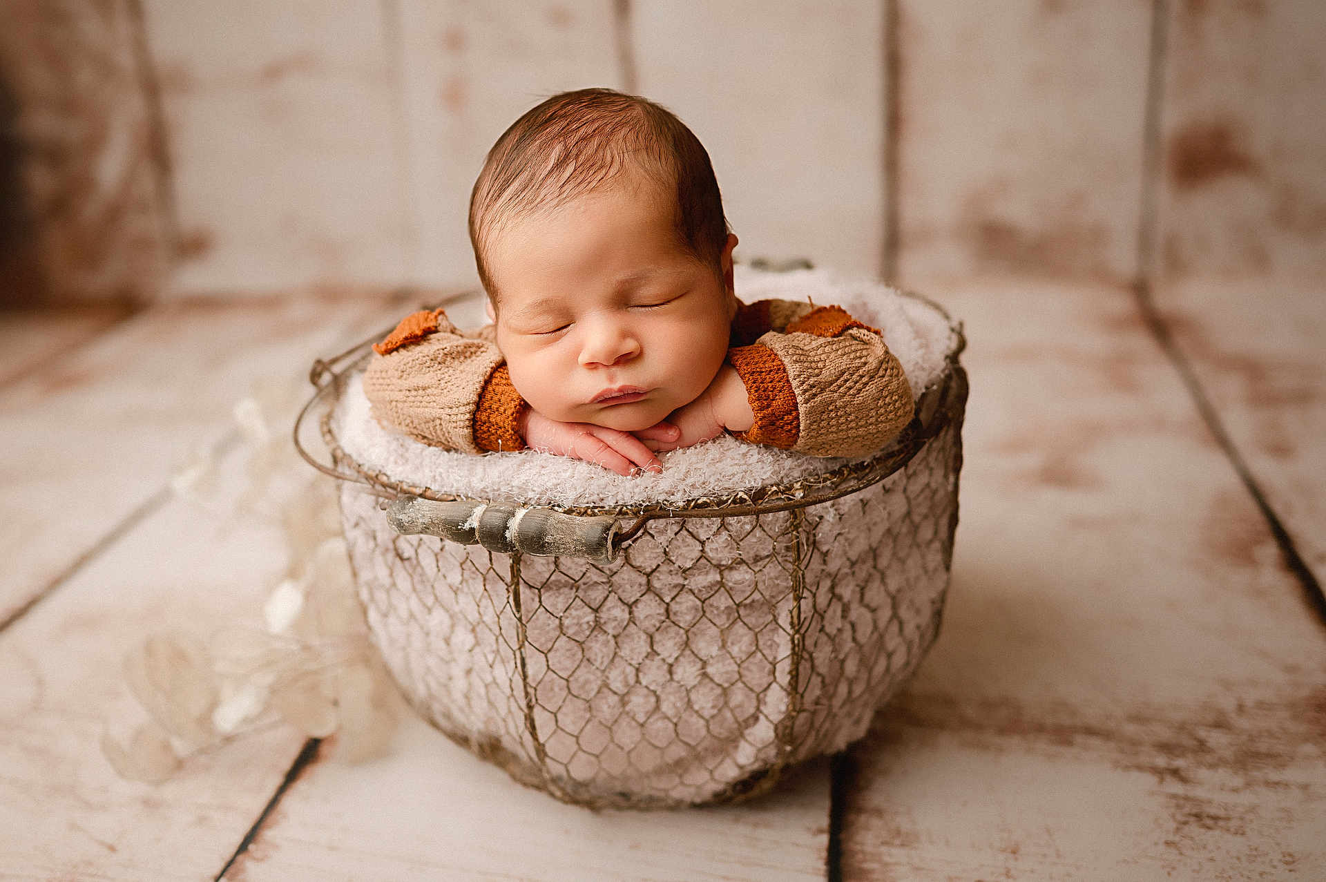 Aayan a rejoint le concours — aidez-le/la à gagner de superbes lots ! newborn, baby, sleeping, basket, knitted_sweater, soft_texture, cozy, infant, peaceful, face, hands, wooden_floor, blurred_background, portrait, indoors, cute, resting, baby_clothing, warm_colors, studio_photography