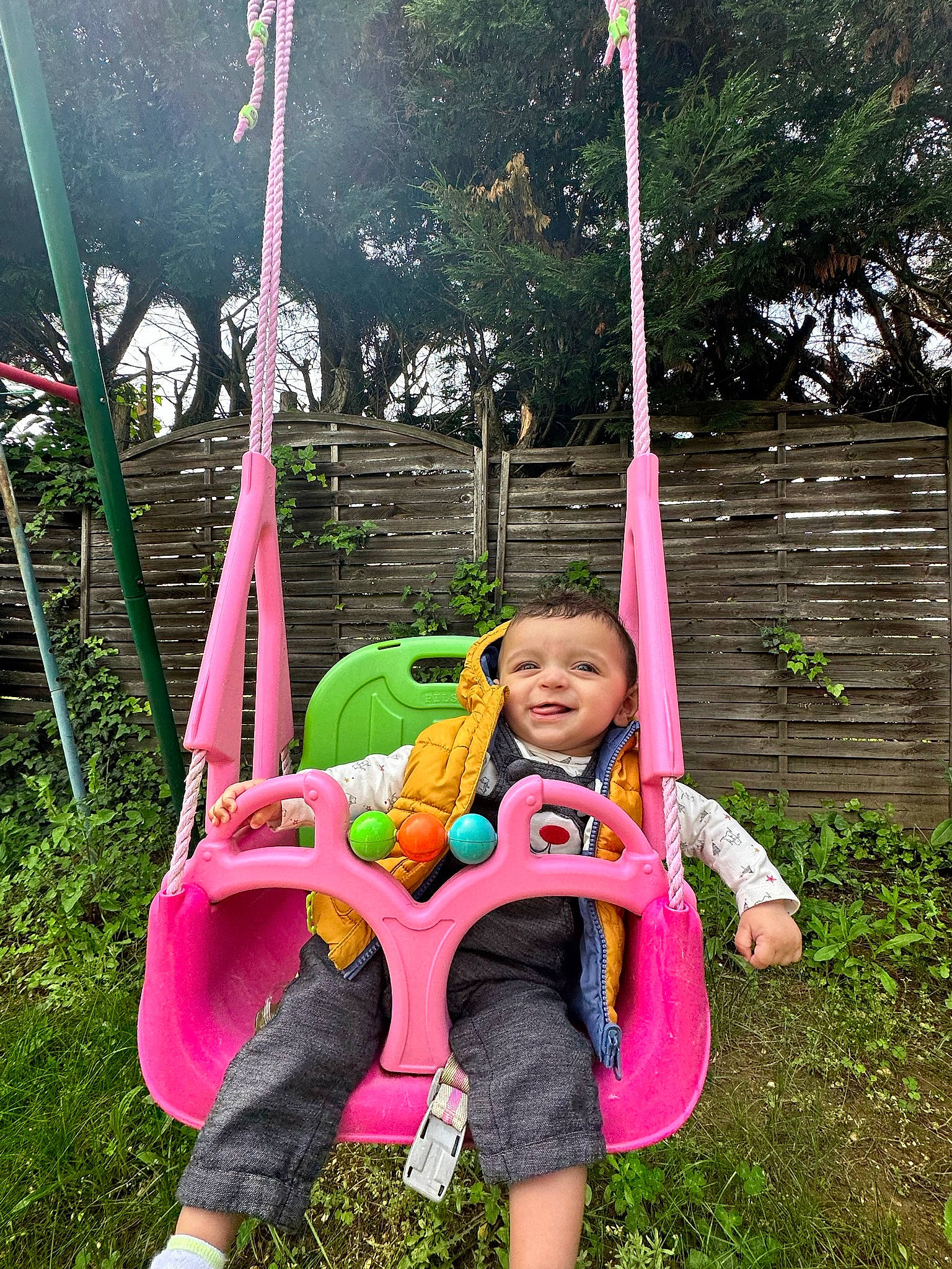 Anas participe au concours pour gagner de l'argent avec cette photo : baby_toddler_clothing, child, city, fun, grass, happy, joy, leaf, leisure, magenta, nature, people_in_nature, person, photograph, pink, plant, playground, recreation, smile, summer