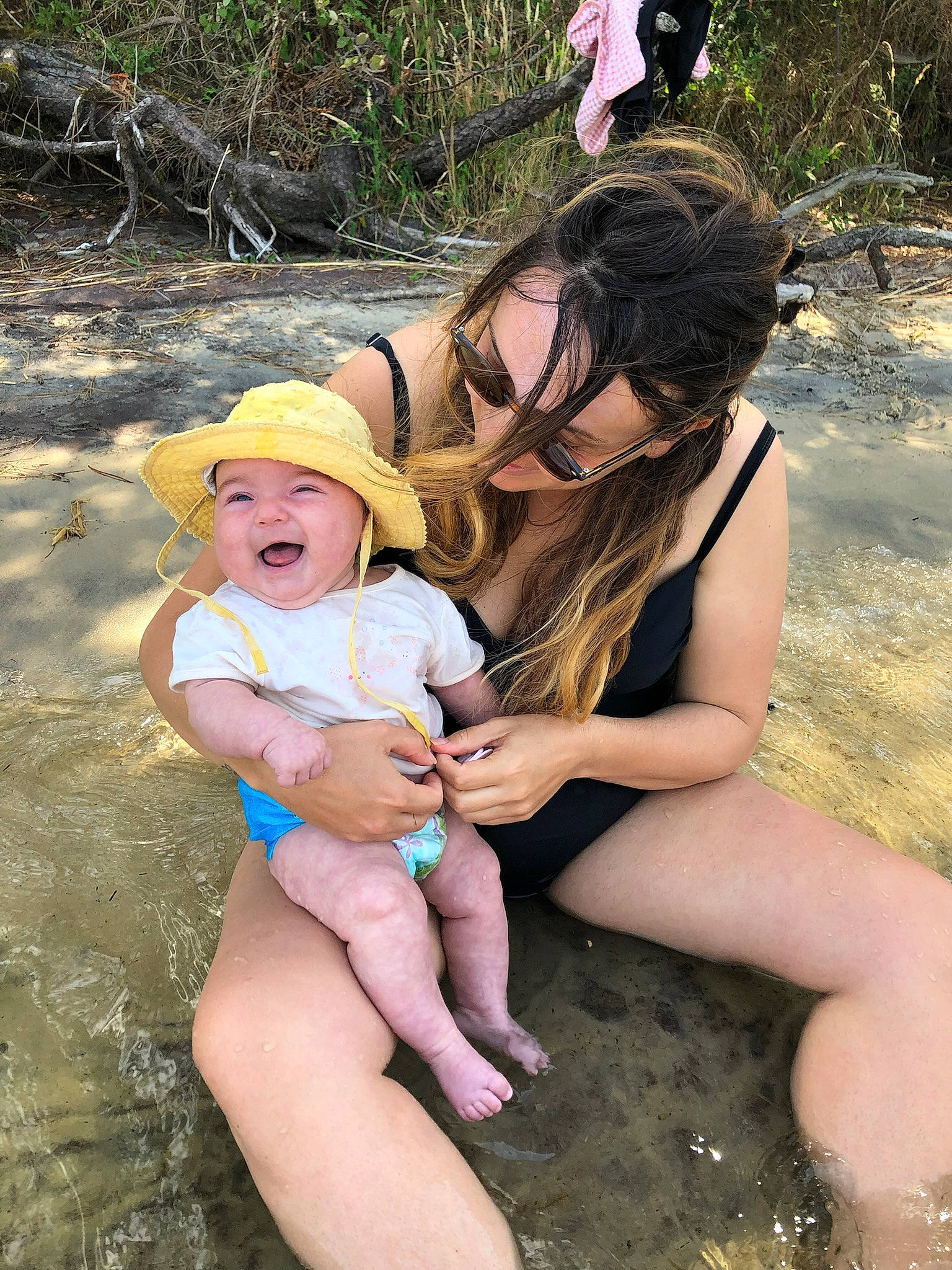 Elfida a rejoint le concours — aidez-le/la à gagner de superbes lots ! baby, brassiere, face, facial_expression, fedora, fun, grass, happy, hat, head, headwear, human, leisure, people_in_nature, person, plant, skin, summer, sun_hat, thigh