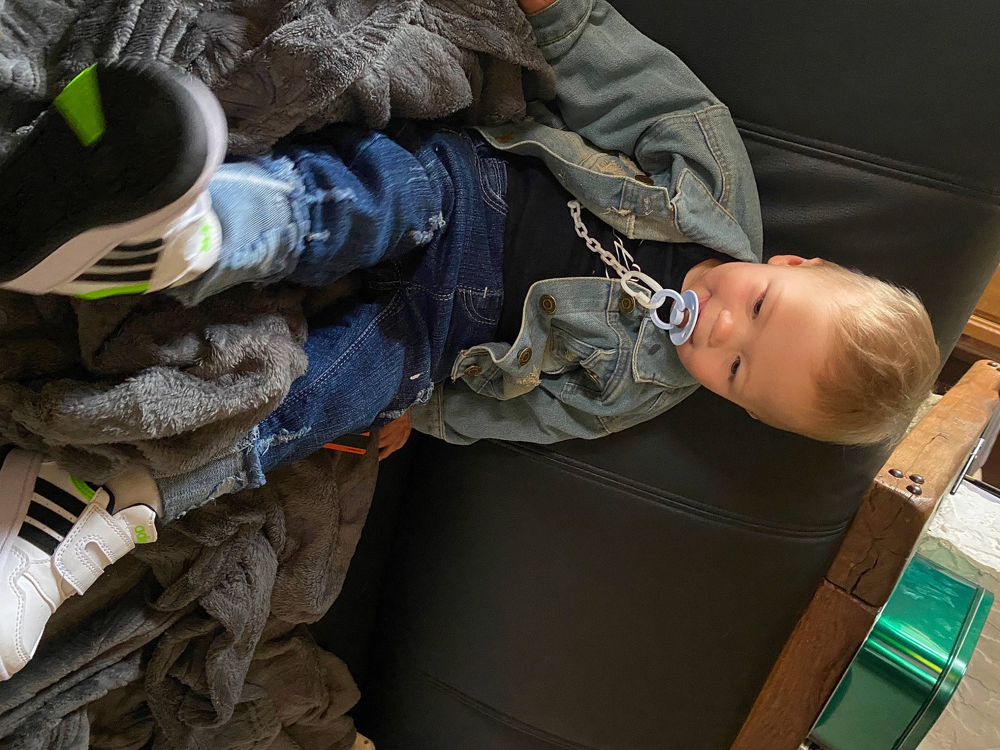 Connor participe au concours pour gagner de l'argent avec cette photo : athletic_shoe, baby, camouflage, carmine, comfort, denim, electric_blue, gesture, human_leg, military_camouflage, military_person, military_uniform, outdoor_shoe, pattern, person, personal_protective_equipment, sitting, sneakers, sunglasses, toddler