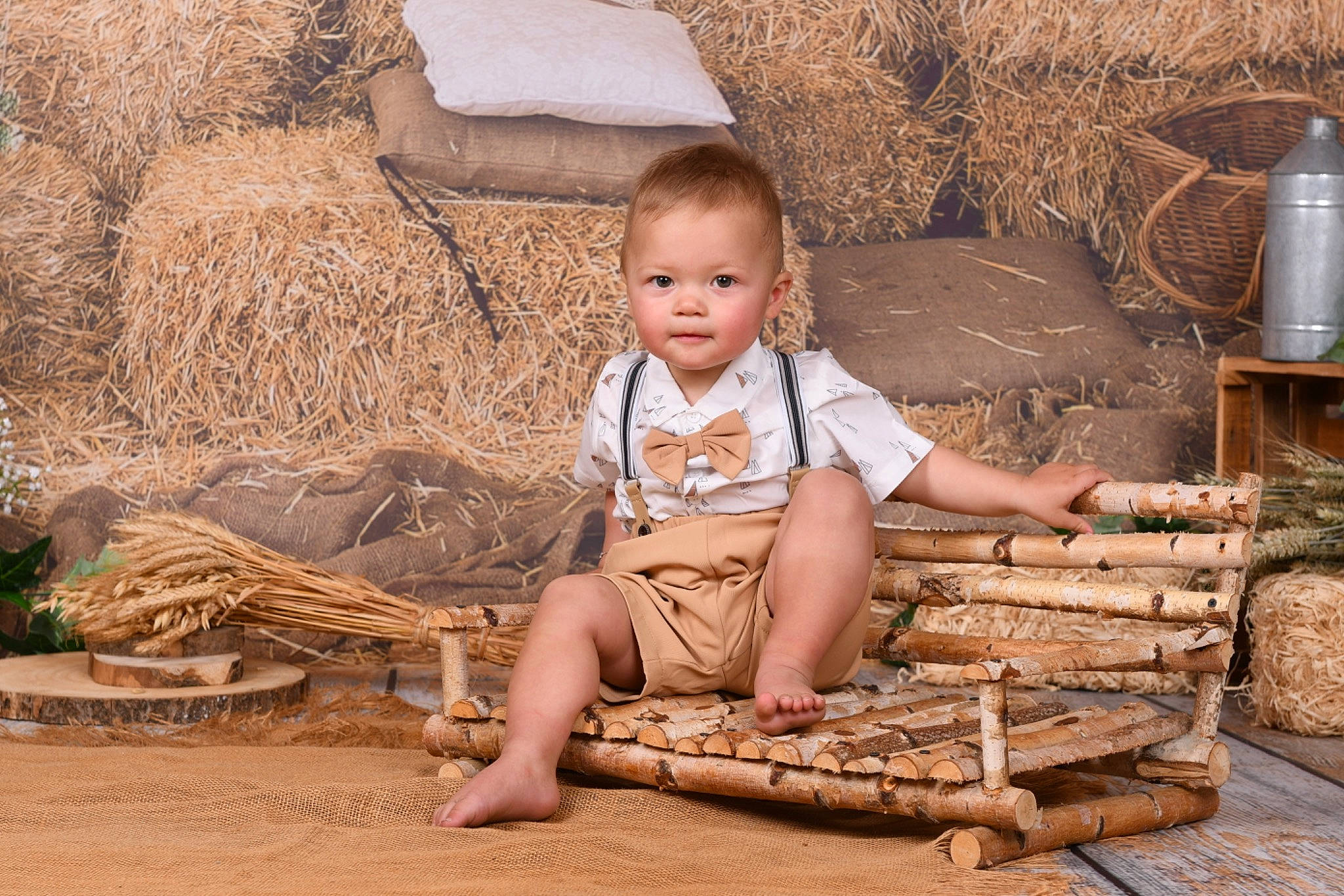 Connor participe au concours pour gagner de l'argent avec cette photo : adaptation, baby, child, comfort, flooring, foot, fun, grass, hairstyle, happy, hardwood, human_leg, human_settlement, landscape, leisure, people_in_nature, person, sitting, soil, toddler
