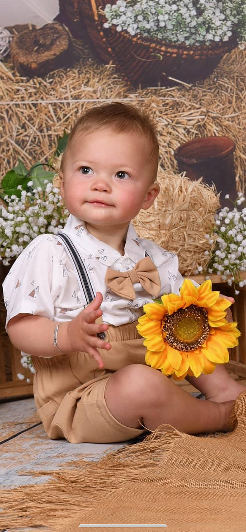 Connor a rejoint le concours — aidez-le/la à gagner de superbes lots ! annual_plant, baby, baby_toddler_clothing, bouquet, child, dress, facial_expression, flower, flower_arranging, flowering_plant, grass, happy, head, iris, people_in_nature, person, petal, plant, skin, smile