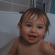 Inaya a rejoint le concours — aidez-le/la à gagner de superbes lots ! baby, back, bathing, bathroom, bathtub, bodypart, face, finger, hand, handrail, happy, head, indoors, person, photography, portrait, room, shower, smile, tub