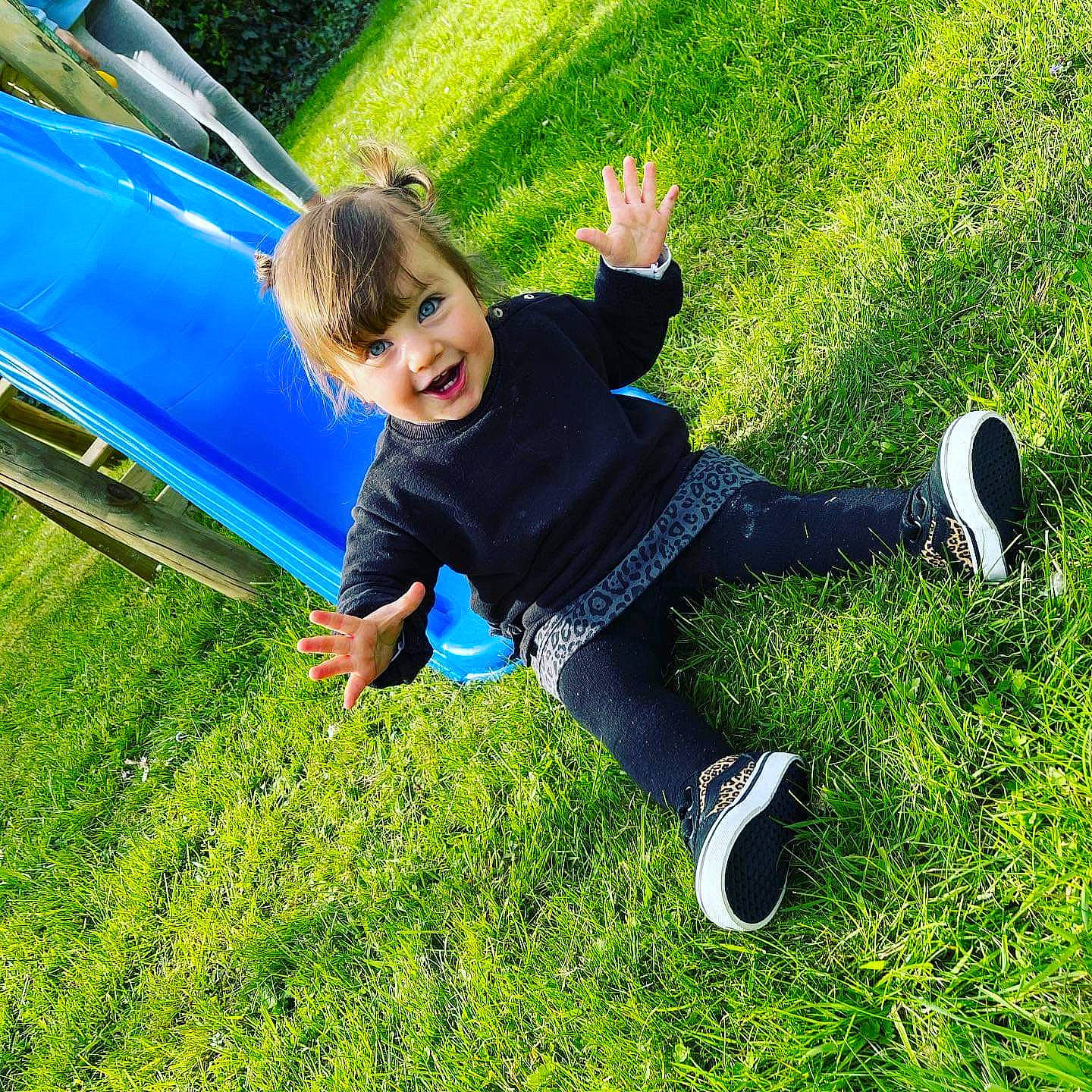 Rose a rejoint le concours — aidez-le/la à gagner de superbes lots ! automotive_exterior, bumper, electric_blue, fun, grass, grassland, green, happy, hood, lawn, leisure, people_in_nature, person, plant, recreation, shoe, smile, sneakers, t_shirt, toddler