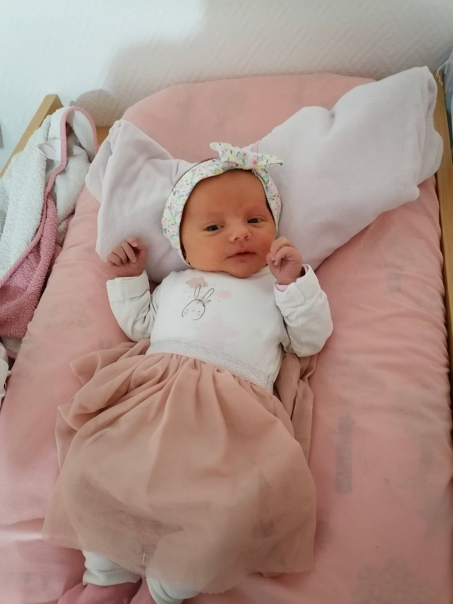 Jade participe au concours pour gagner de l'argent avec cette photo : baby, baby_products, baby_sleeping, bedtime, child, comfort, headwear, linens, person, pink, product, skin, textile, toddler