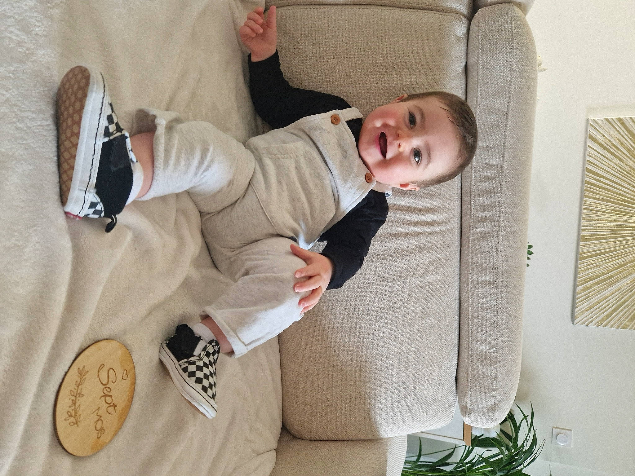 Melvin a rejoint le concours — aidez-le/la à gagner de superbes lots ! baby, baby_toddler_clothing, beige, blazer, button, child, collar, comfort, dress_shirt, formal_wear, hat, joy, linens, pattern, person, room, sleeve, smile, suit, textile