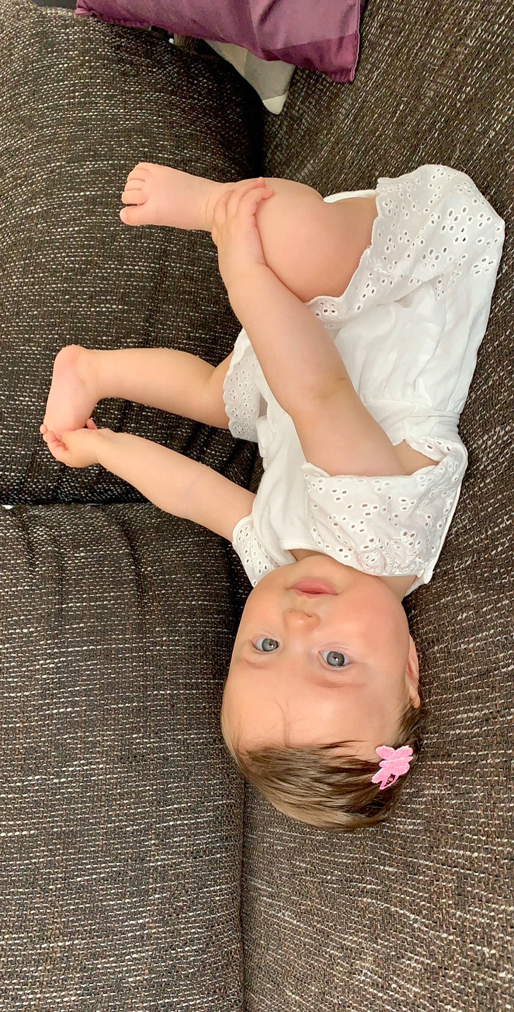 Chloé participe au concours pour gagner de l'argent avec cette photo : abdomen, arm, baby, beauty, child, finger, foot, hand, human_body, human_leg, leg, person, photography, pink, skin, stomach, toddler, trunk