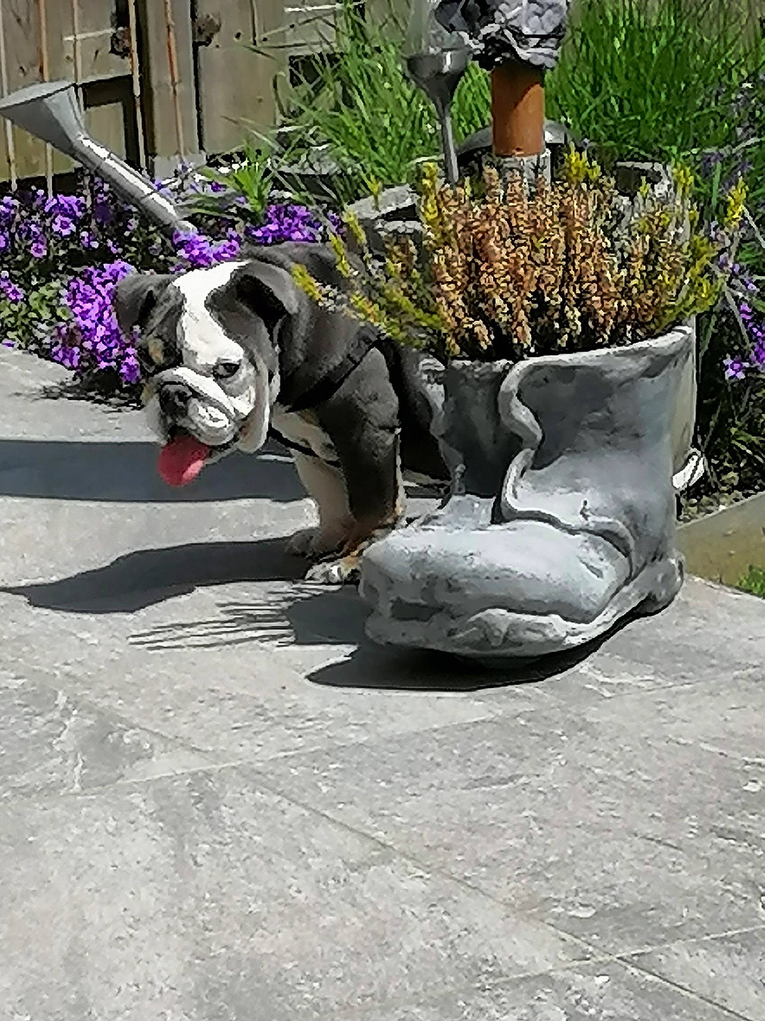 Jérôme participe au concours pour gagner de l'argent avec cette photo : annual_plant, art, asphalt, automotive_tire, carmine, flower, flowerpot, garden, grass, herb, landscape, landscaping, lawn_ornament, plant, road, road_surface, sculpture, shrub, sidewalk, sitting