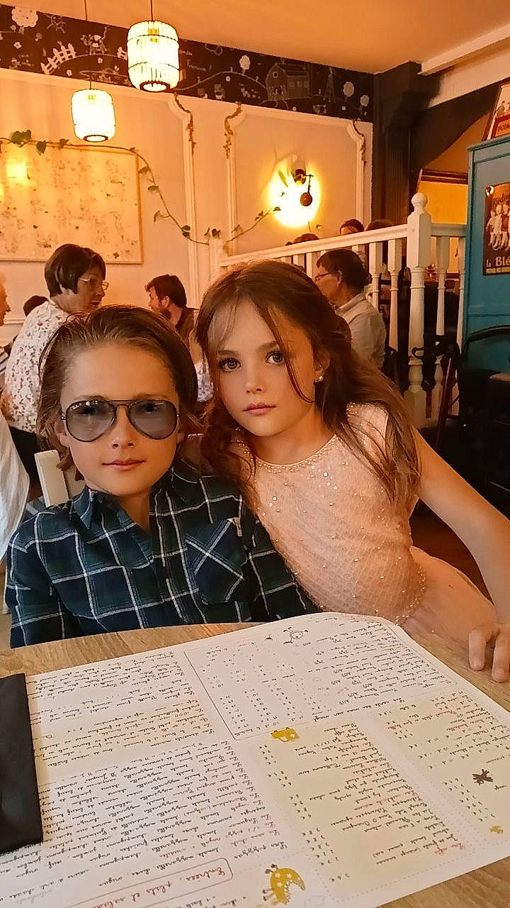 Hadès a rejoint le concours — aidez-le/la à gagner de superbes lots ! ceremony, chair, child, event, eyewear, fashion_design, flooring, font, formal_wear, fun, glass, happy, leisure, people, person, picture_frame, room, snapshot, sunglasses