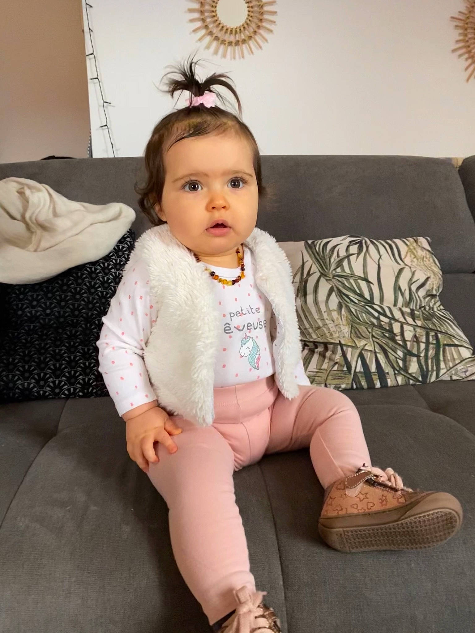 Louna a rejoint le concours — aidez-le/la à gagner de superbes lots ! baby, baby_toddler_clothing, comfort, couch, eye, fashion_design, flash_photography, hair, hairstyle, head, human_leg, knee, leg, neck, person, shoulder, sleeve, thigh, toddler, trunk